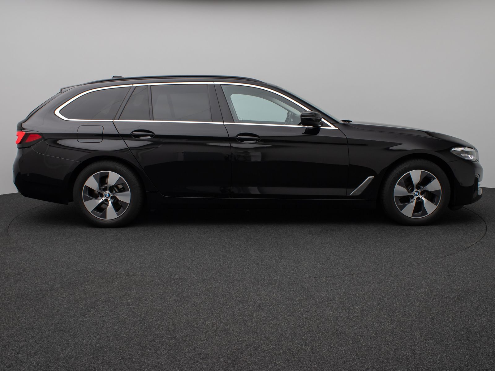 Fahrzeugabbildung BMW 520d xD Panorama Kamera HUD DAB H/K AHK Leder