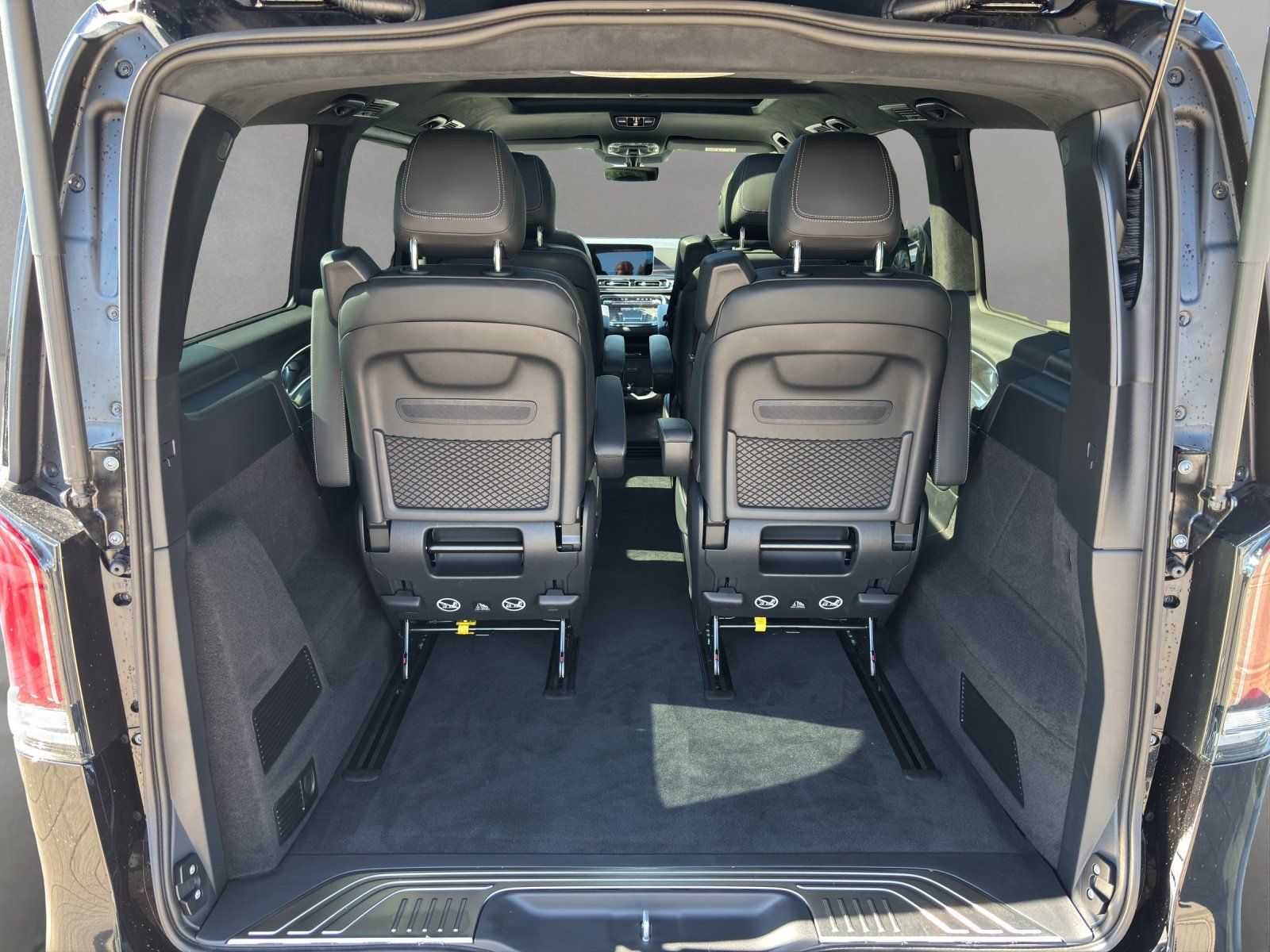 Fahrzeugabbildung Mercedes-Benz V 300 d L EXCLUSIVE Standhz AIRMATIC Pano DISTRO