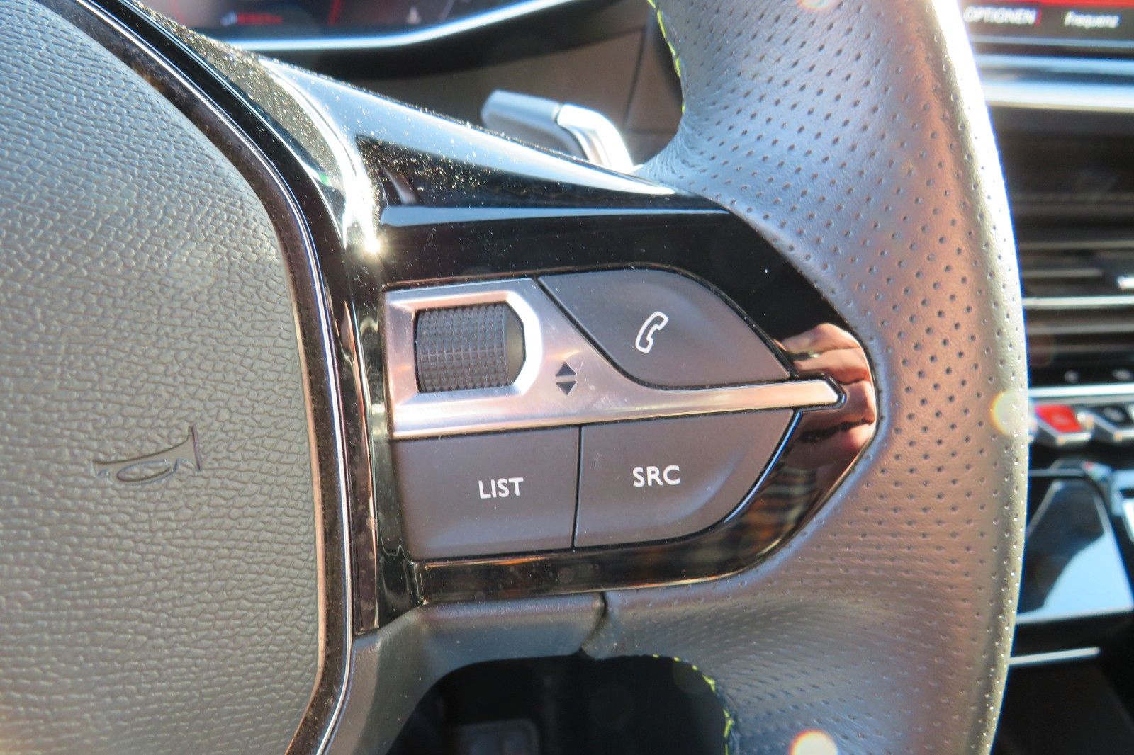 Fahrzeugabbildung Peugeot 2008 GT 8-AUTOMATIK GRA NAVI PDC 1.HAND