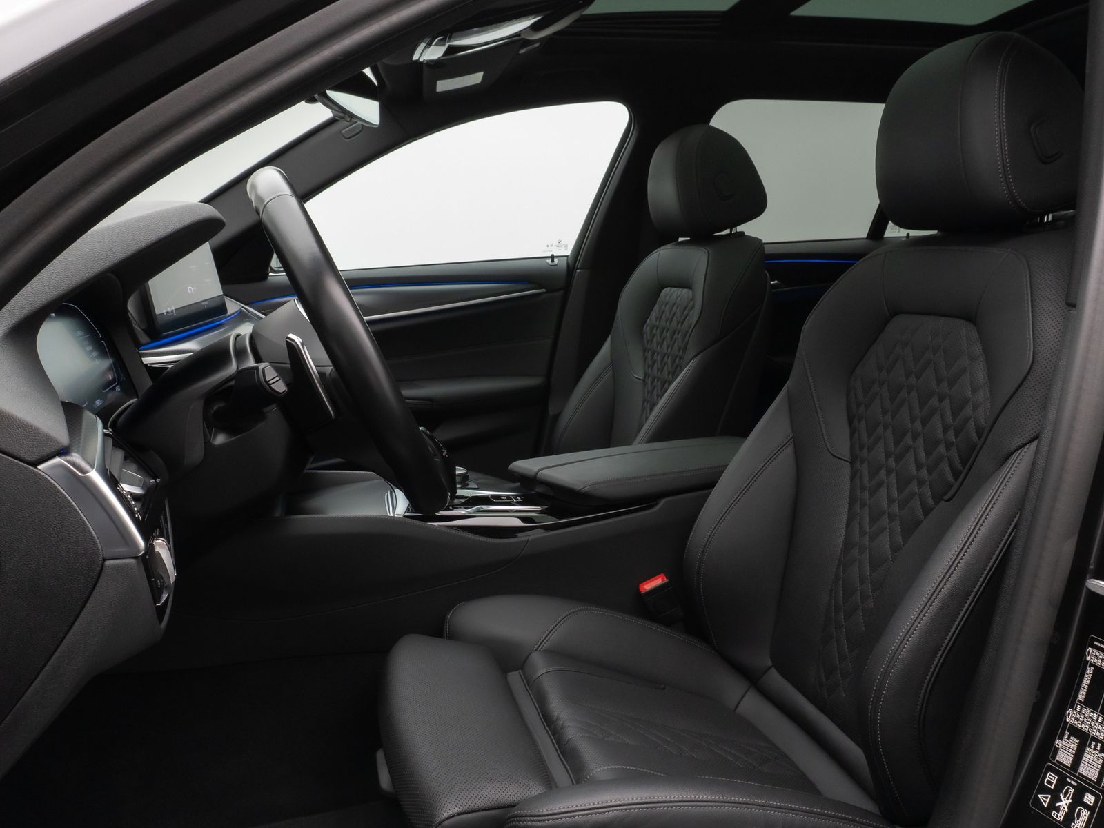Fahrzeugabbildung BMW 520d xD M Sport Panorama Kamera DAB AHK Alarm