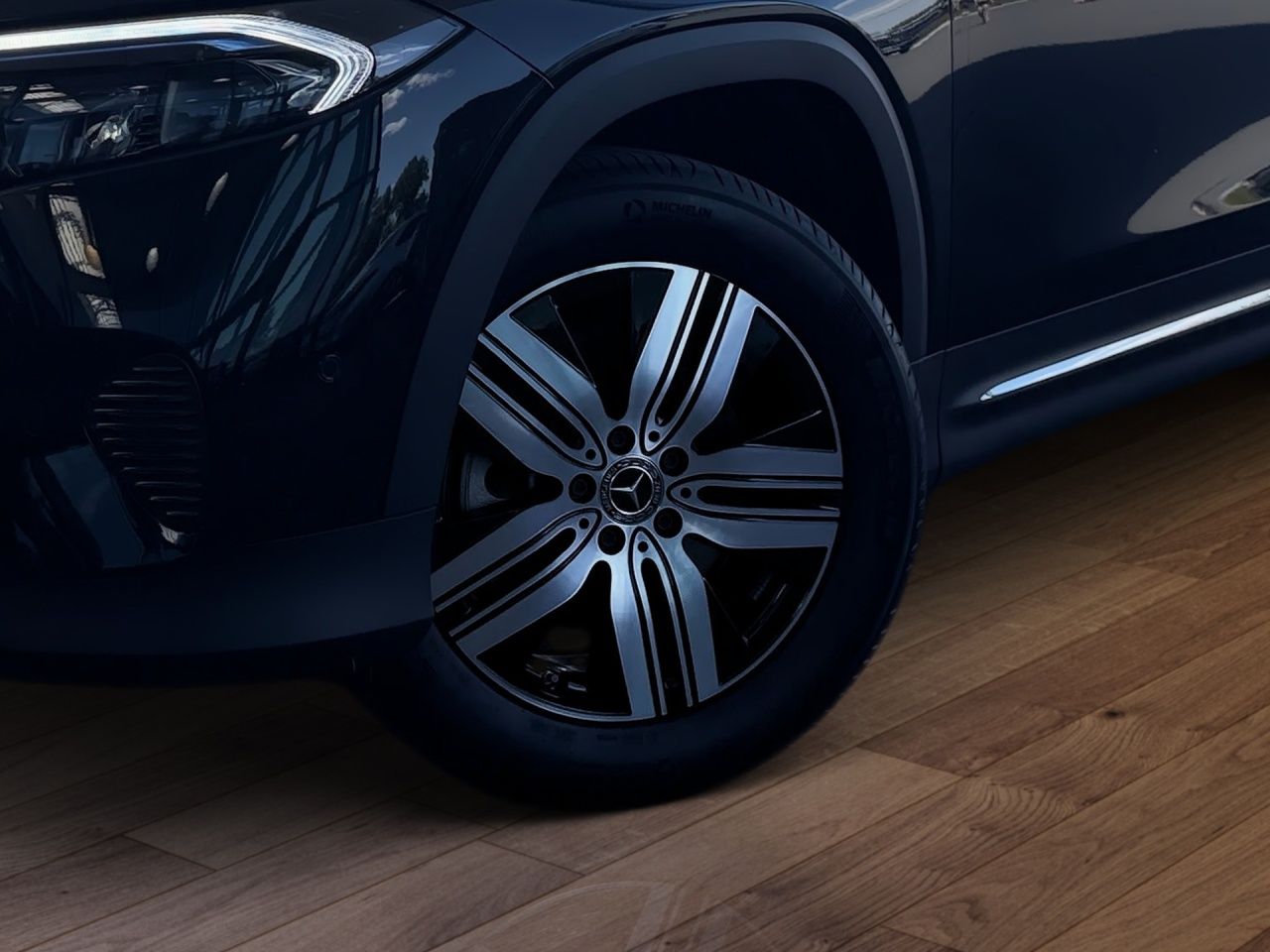Fahrzeugabbildung Mercedes-Benz EQB 350 4M BONUS+AHK+PANO+360°+DISTR+WINTER+KEYL