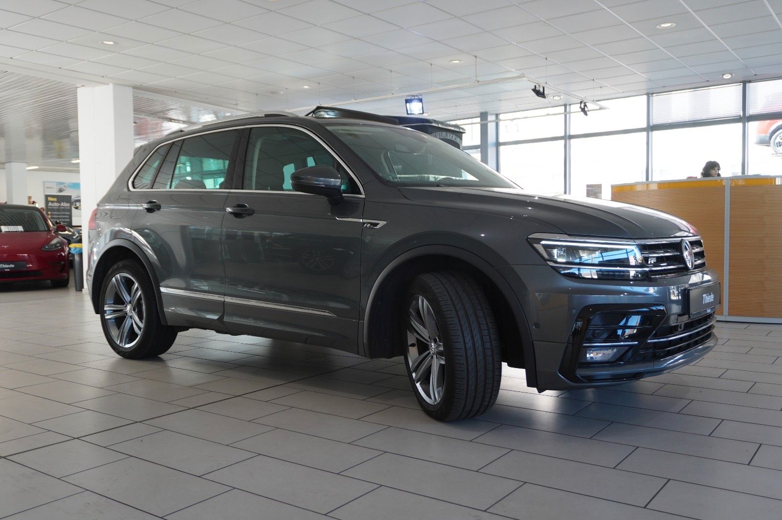 Fahrzeugabbildung Volkswagen Tiguan 2.0 TSI 4MOTION R-LINE NAVI/KAMERA/SH/AHK