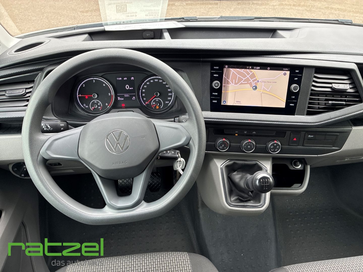Fahrzeugabbildung Volkswagen T6.1 Kombi 2.0 TDI 9-Sitzer KR AHK Navi DAB Appl