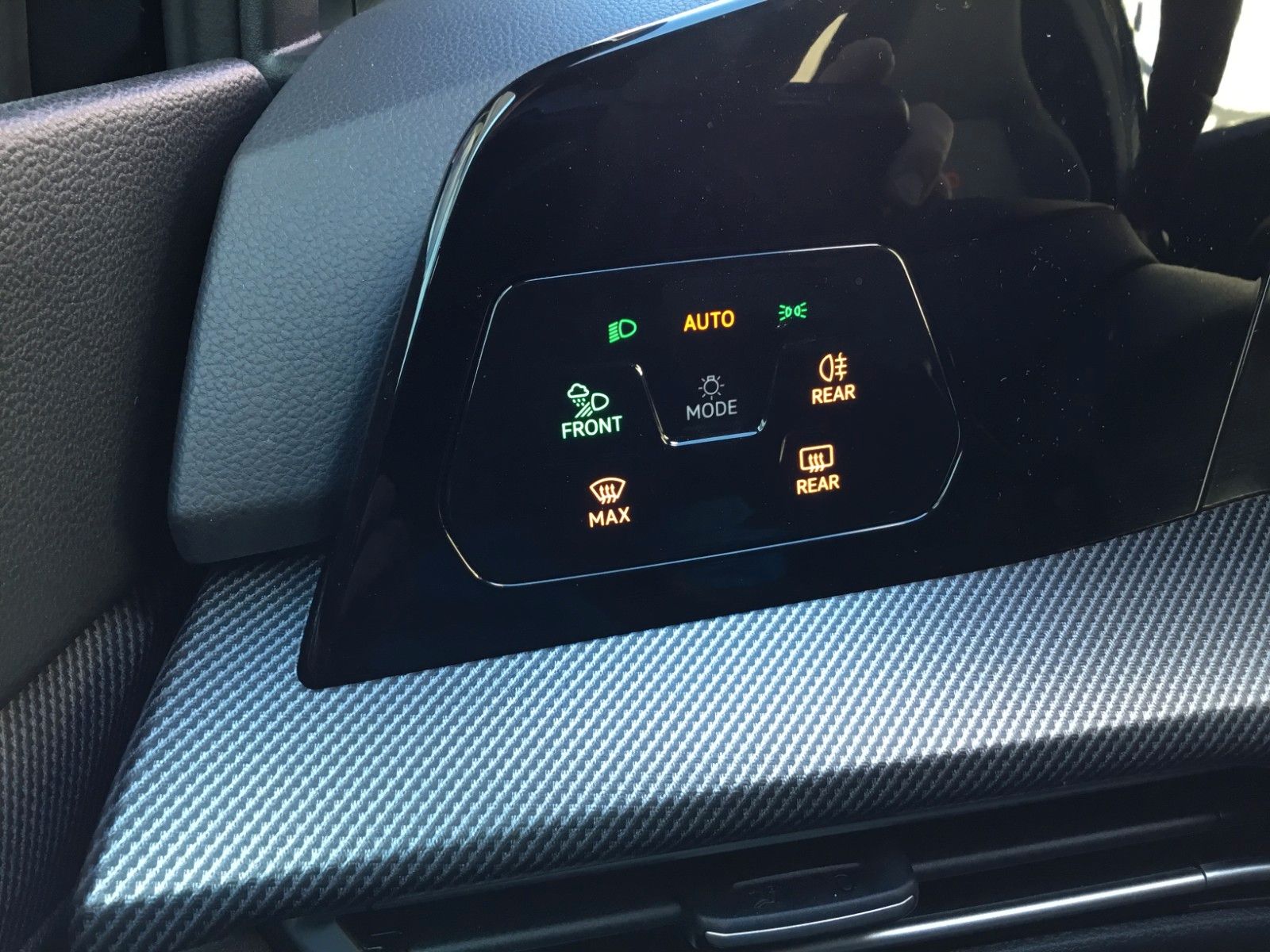 Fahrzeugabbildung Volkswagen Golf GTI+MatrixLED+18"+AHK+Pano+H&K+ACC