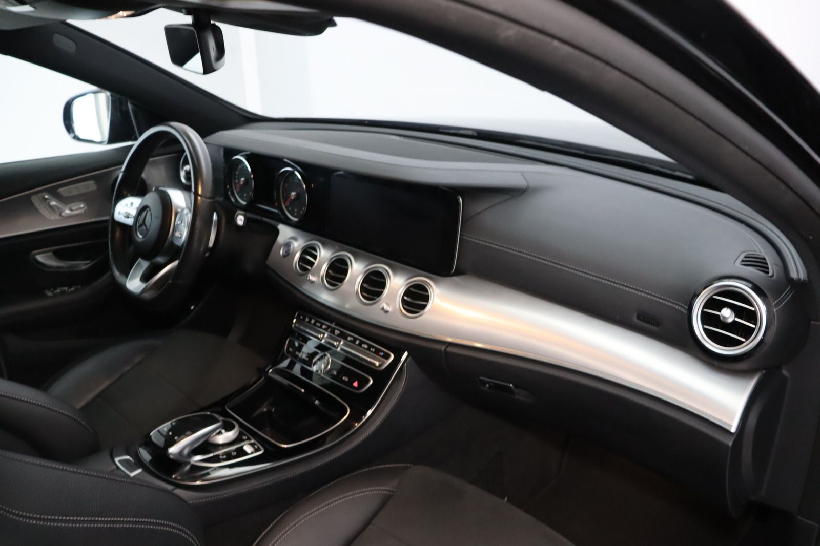 Fahrzeugabbildung Mercedes-Benz E 200 T 4Matic * Schiebedach * Navi * AMG line