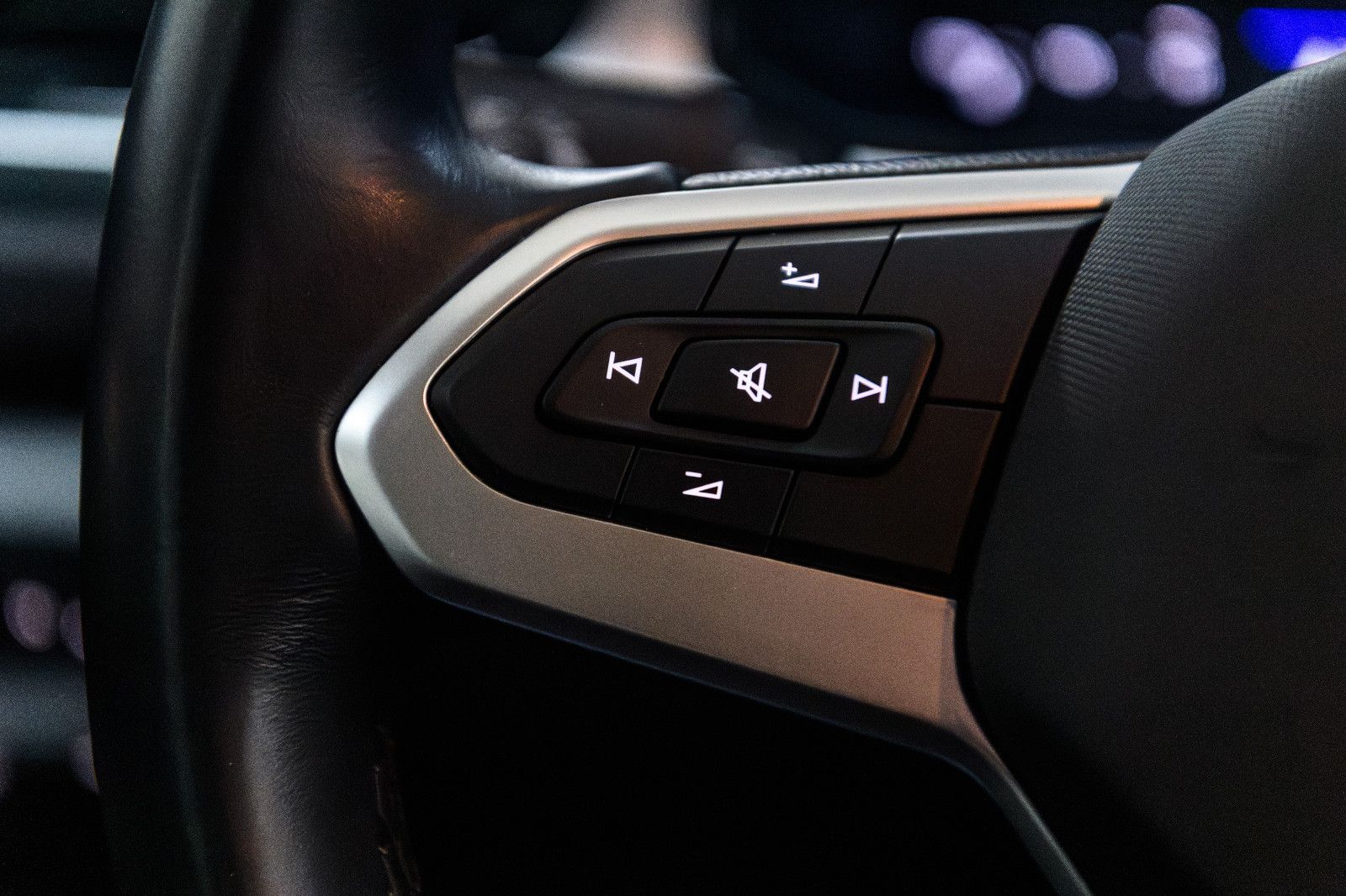 Fahrzeugabbildung Volkswagen T-Roc Life 1.0 TSI NAVI+PDC+SHZ+APP