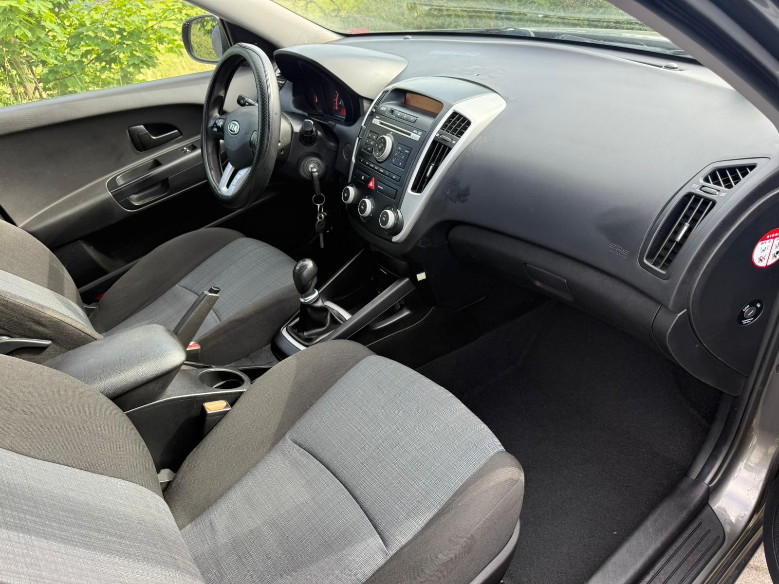 Kia cee'd 2011 — photo 18