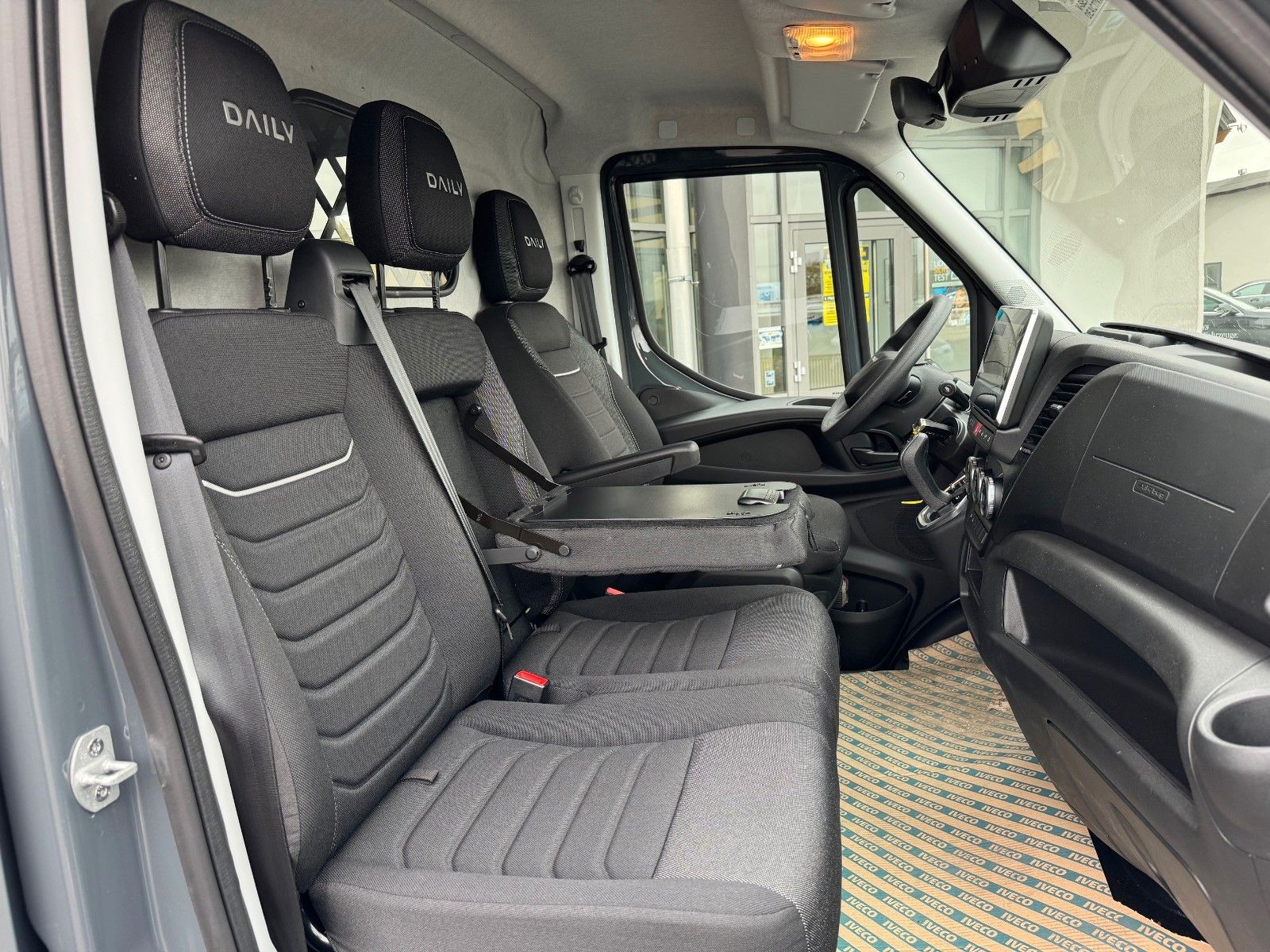 Fahrzeugabbildung Iveco Daily 35S18HA8 3.0L *R3.520mm*AHK*2xSchiebetür*