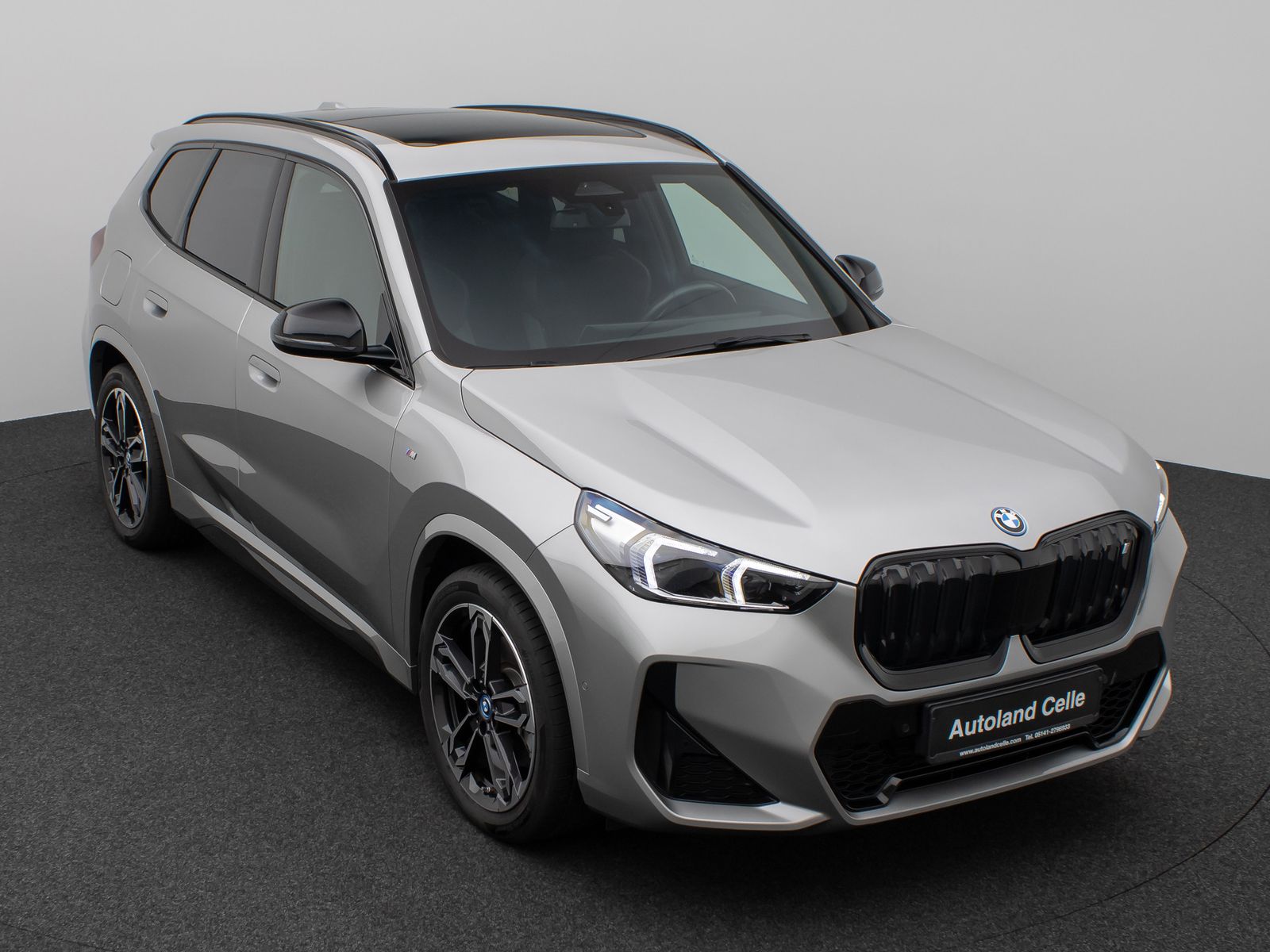 Fahrzeugabbildung BMW iX1 xD30 M Sport DAB Panorama Kamera Komfort 19"