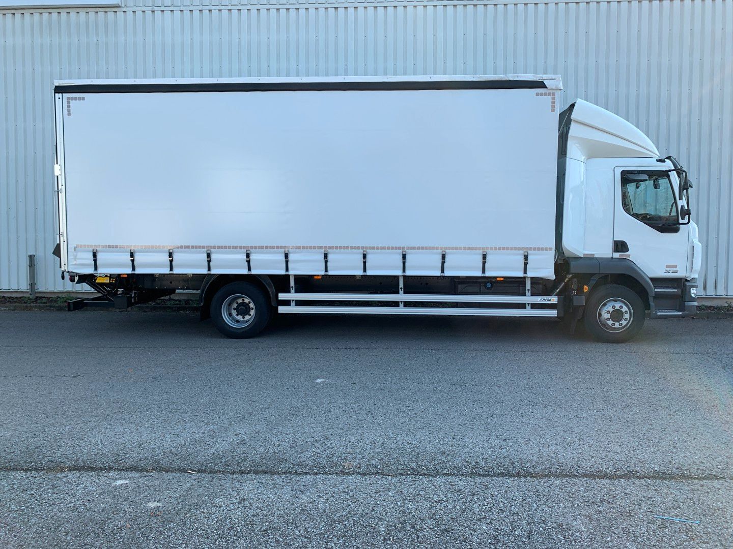 Fahrzeugabbildung DAF FA XB 290 16t Curtainsider