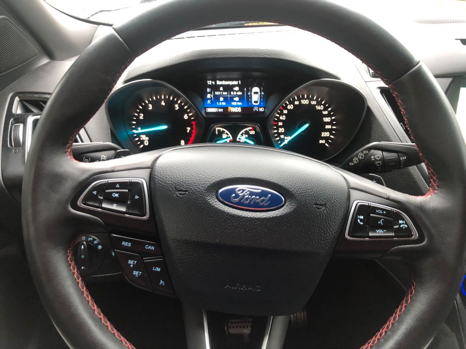 Fahrzeugabbildung Ford Kuga ST-Line 1.6 Automatik / Schiebedach