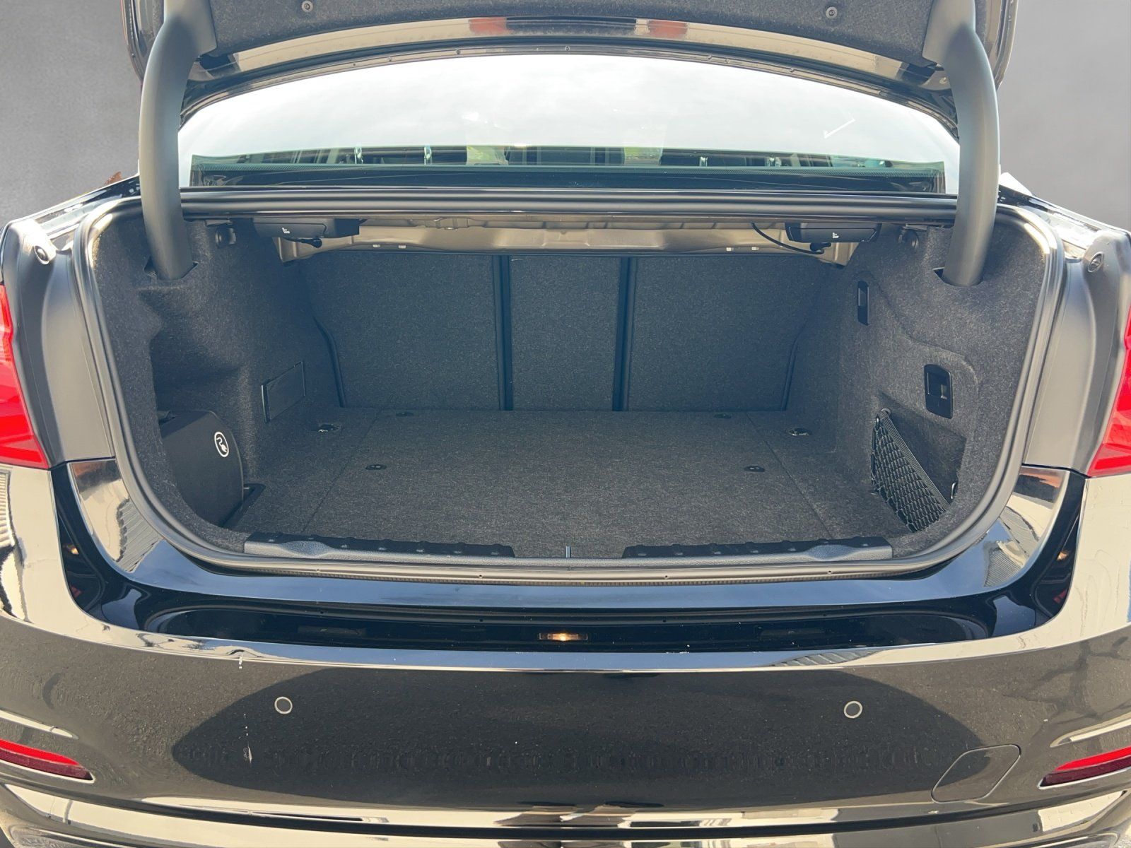 Fahrzeugabbildung BMW 330e Advantage/LED/SHZ/PDC/GRA/NAVI/