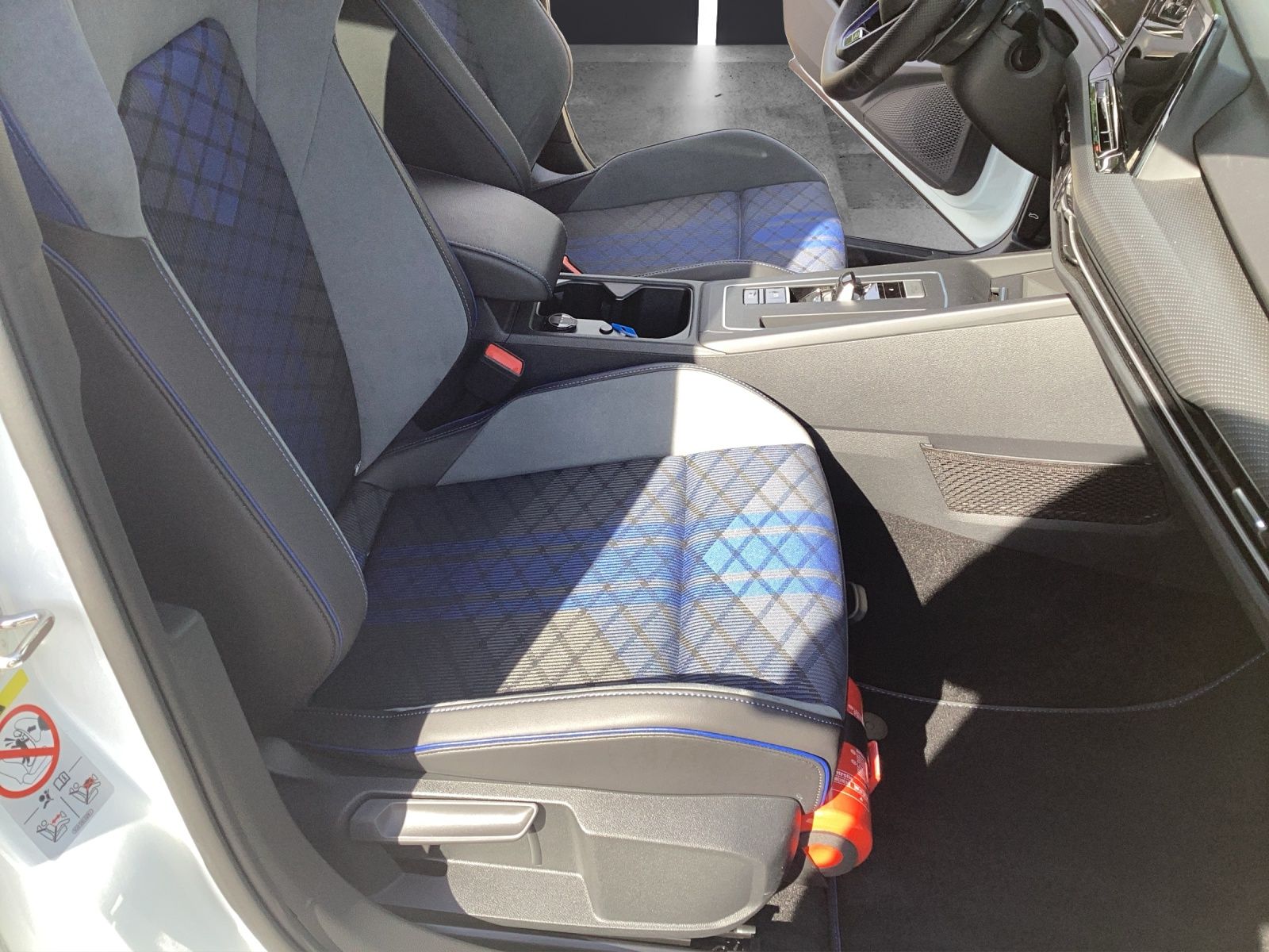 Fahrzeugabbildung Volkswagen Golf VIII R DSG 4M Black-Stye Matrix Akrapovic H