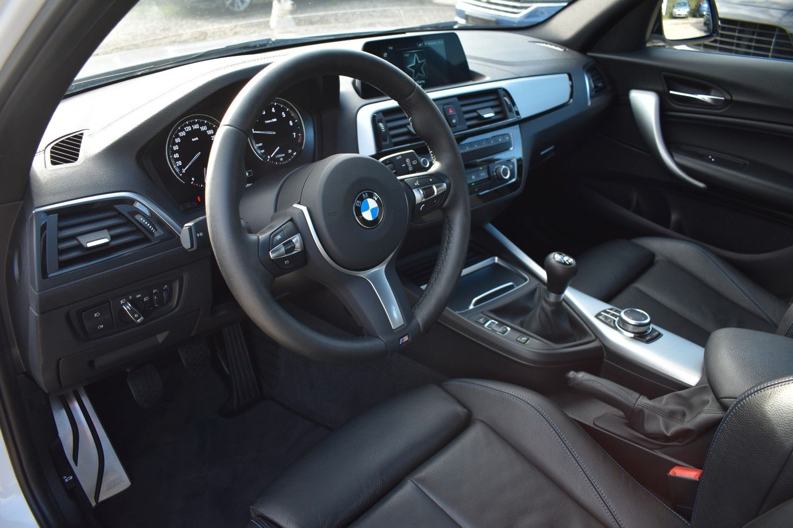 Fahrzeugabbildung BMW 118i Lim. Edition M Sport Shadow Navi Leder LED