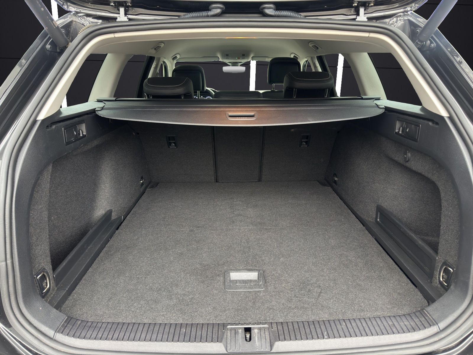 Fahrzeugabbildung Volkswagen Passat Variant TSI Elegance DSG Navi ACC RFK AID