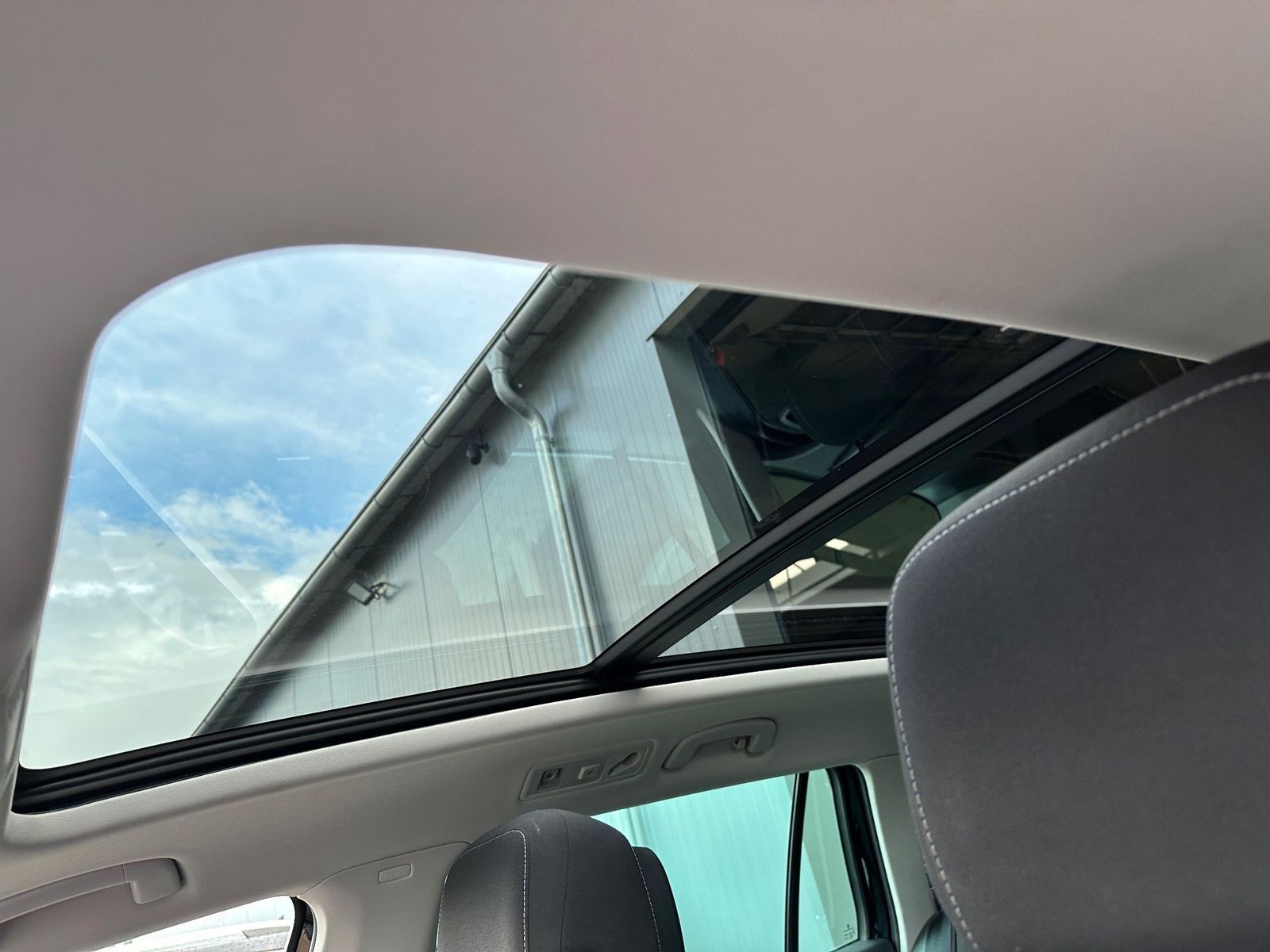 Fahrzeugabbildung Volkswagen Passat Variant 2.0 TDI Business NAV+LED+PANORAMA