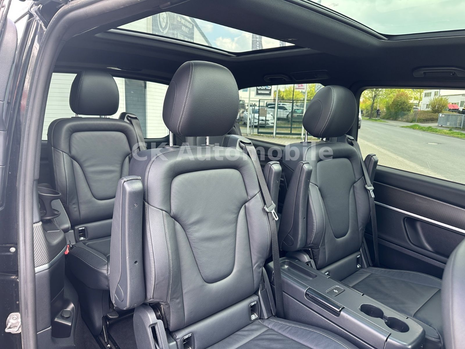 Fahrzeugabbildung Mercedes-Benz V 300d 4 Matic AVANTGARDE AMG-Line/6 Sitze/Pano