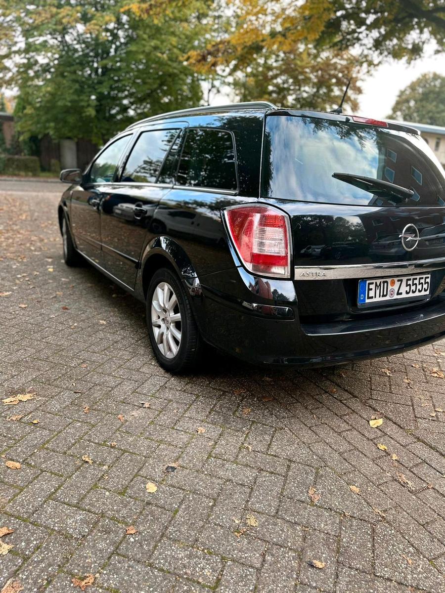 Opel Astra 2006 — rear view