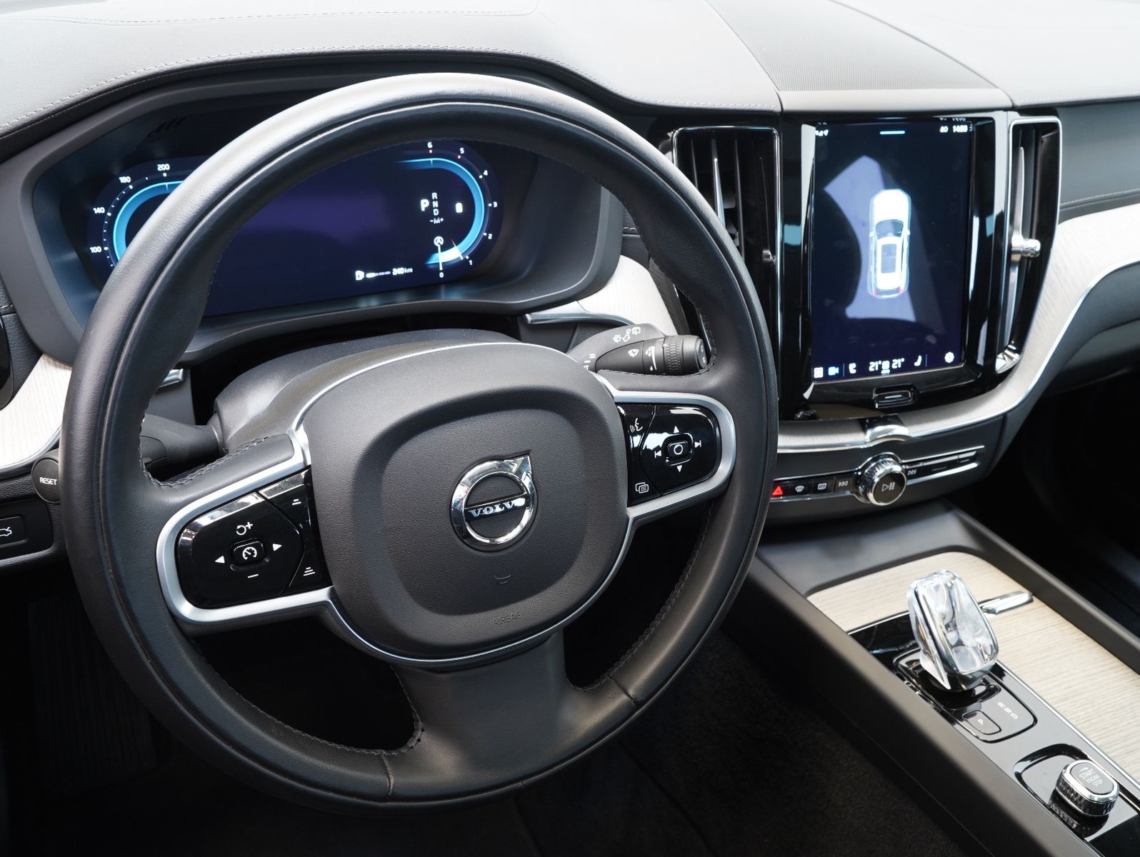 Fahrzeugabbildung Volvo XC60 B4 D AWD Inscription LED/GOOGLE/PANO/AHK