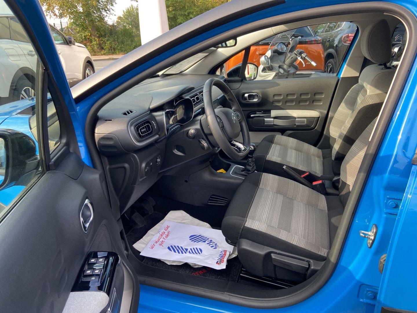 Fahrzeugabbildung Citroën C3 Shine 1.2 PureTech 110 Navi LED CarPlay Temp.