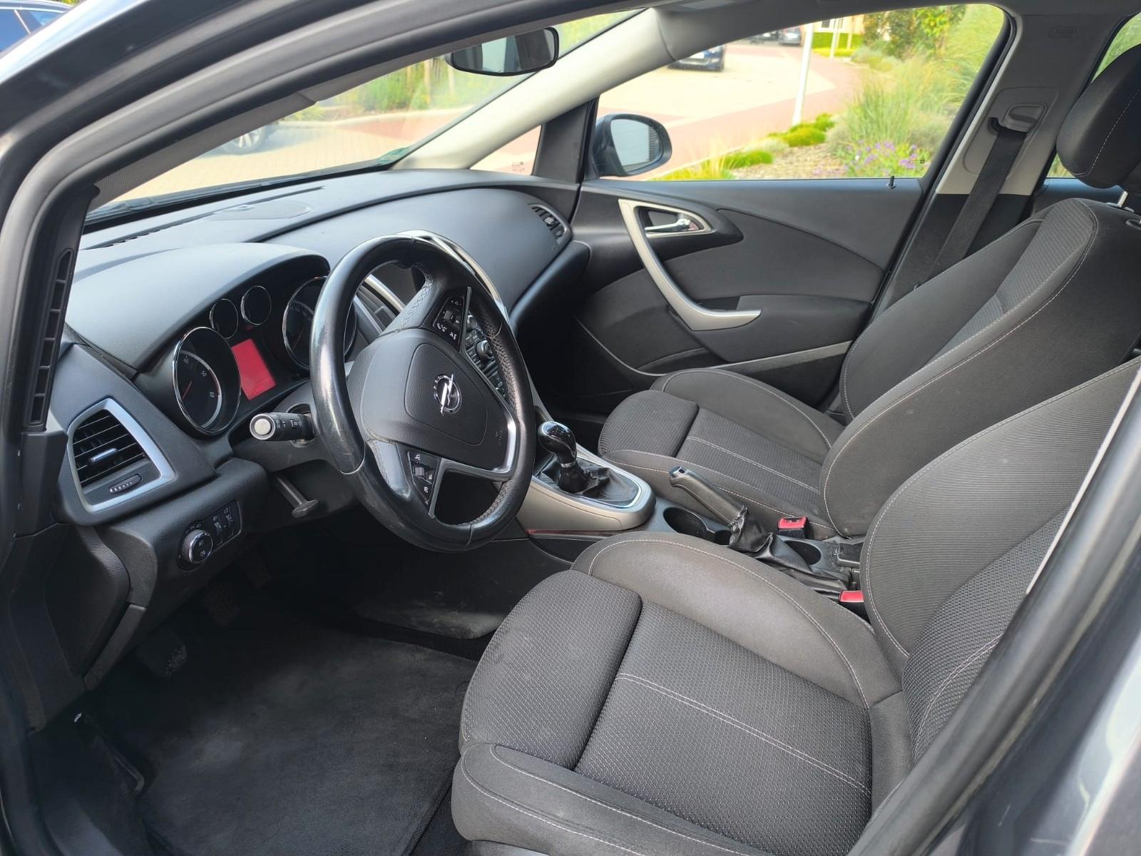 Opel Astra 2011 — interior
