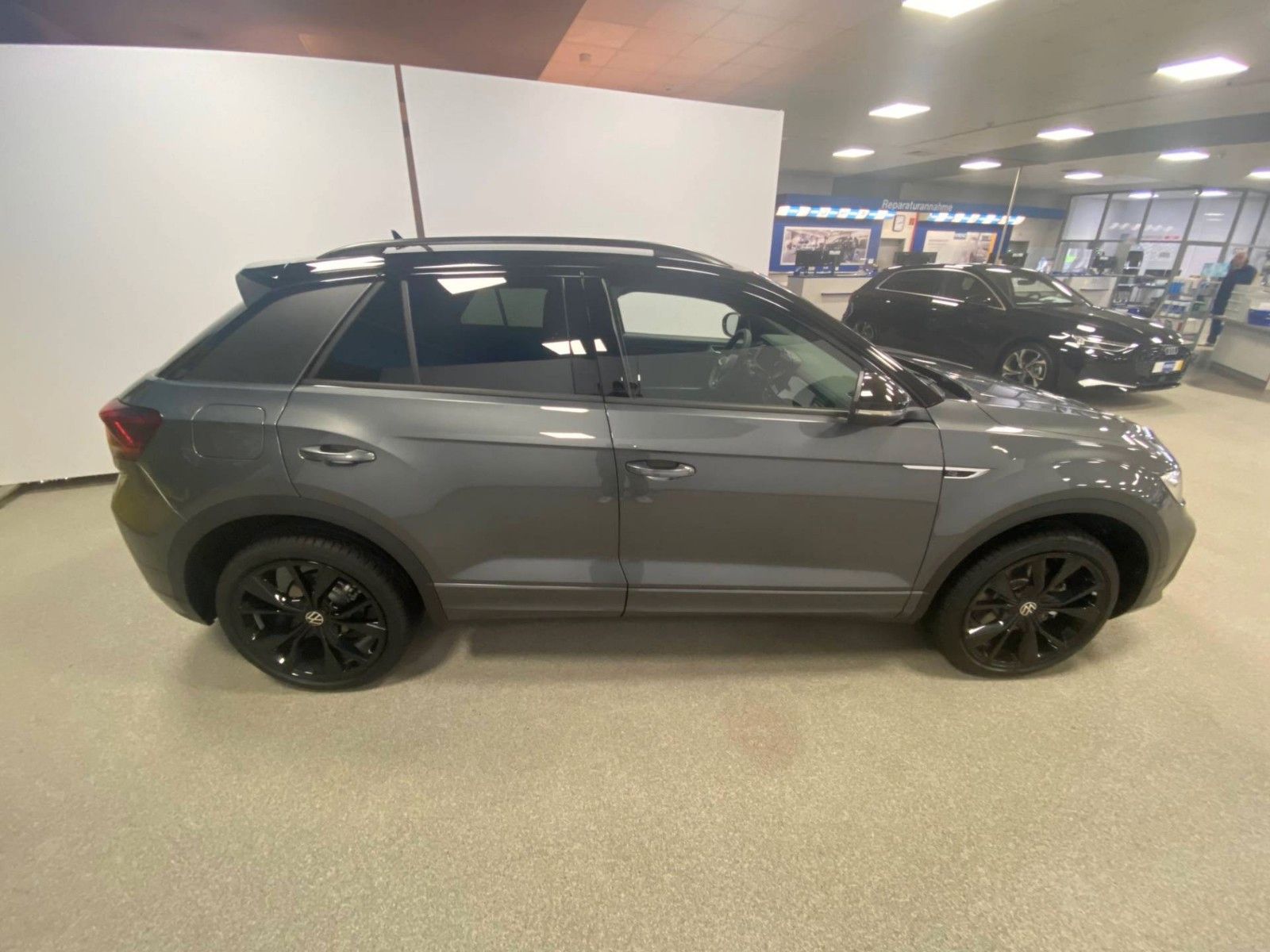 Fahrzeugabbildung Volkswagen T-Roc 1.5 TSI DSG R-Line+ACC+AHK+19"+KAMERA+LED+