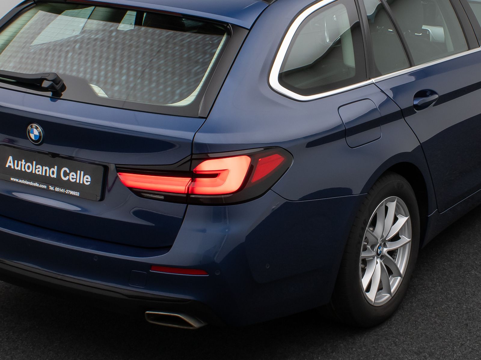 Fahrzeugabbildung BMW 530d Panorama Kamera HUD DAB Alarm AHK Sport