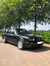 BMW 325i, E30, Cabrio schwarz/schwarz TOP ... - BMW 325 aus 1992: 325i