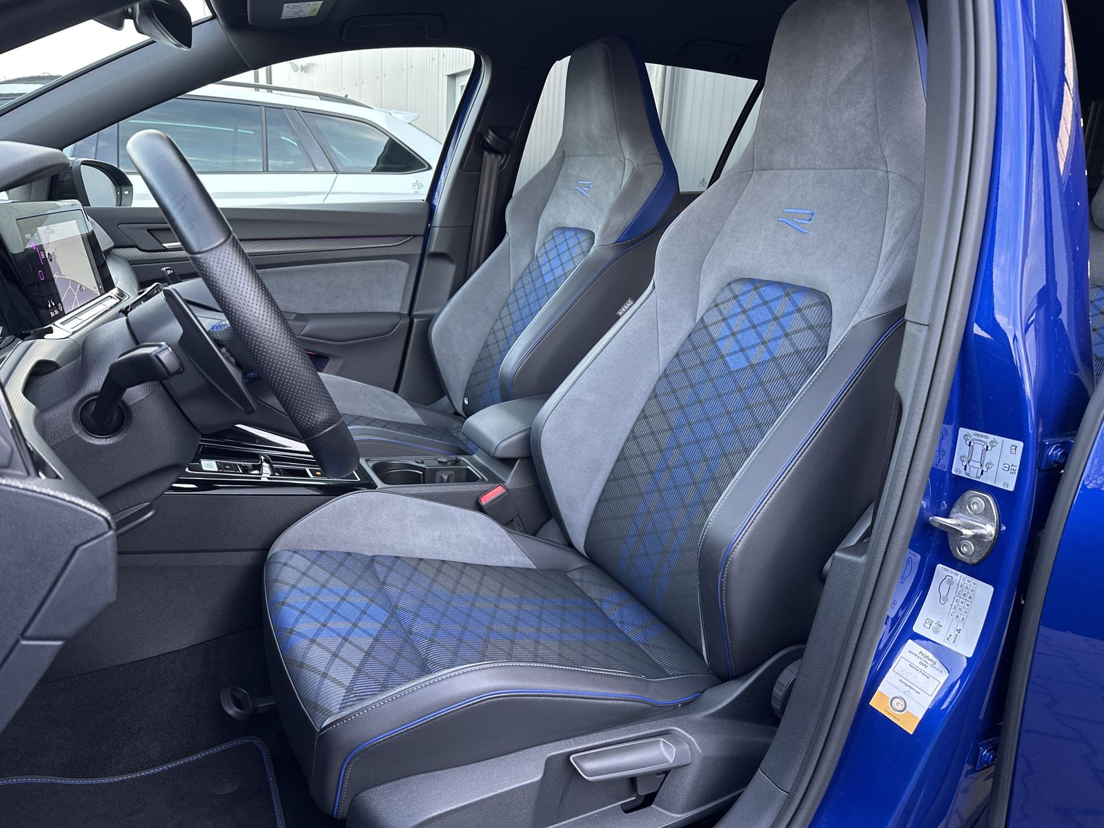 Fahrzeugabbildung Volkswagen Golf VIII Variant R 4Motion Black NAV+LED+HEADUP