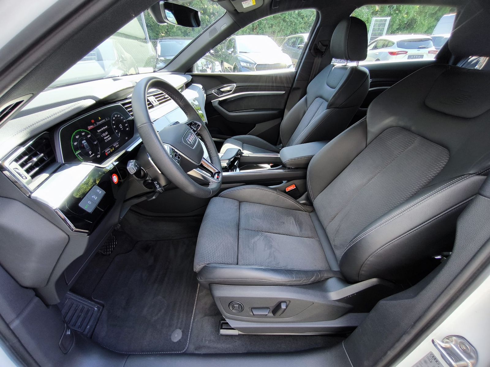 Fahrzeugabbildung Audi e-tron S LINE BLACK EDITION LED+SHZ+KAM+B&O+ACC+