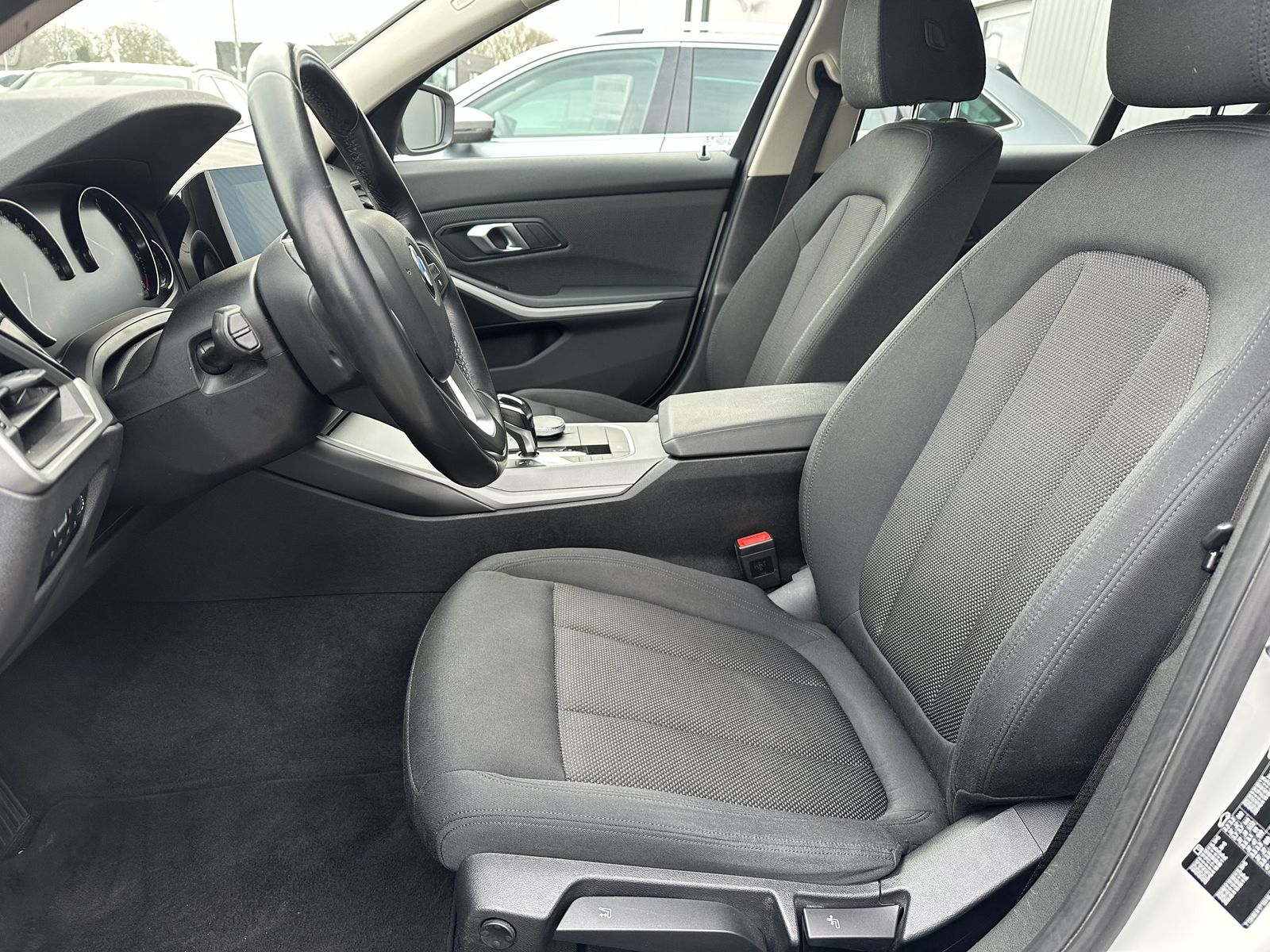 Fahrzeugabbildung BMW 318d Advantage Aut. NAV+LED+SHZ+PDC+TEMPOMAT+2Hd