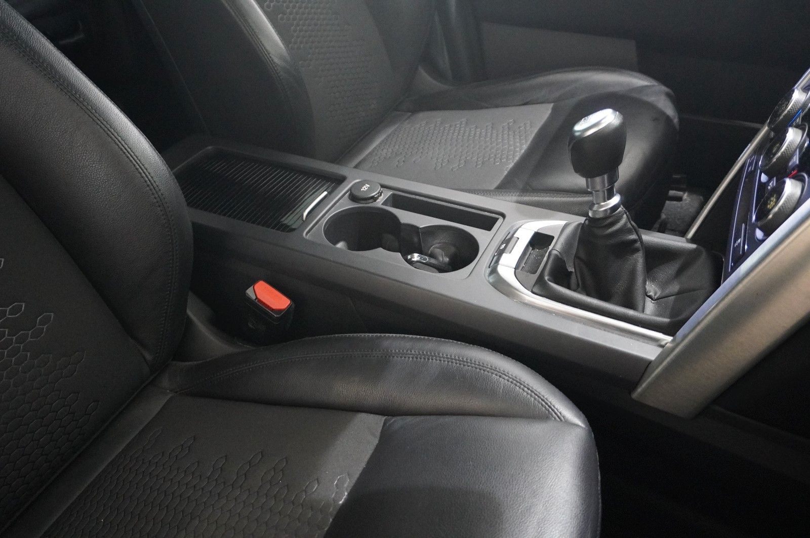 Fahrzeugabbildung Land Rover Discovery Sport 2.0D PURE NAVI/LED/SHZ/PDC/SPORT