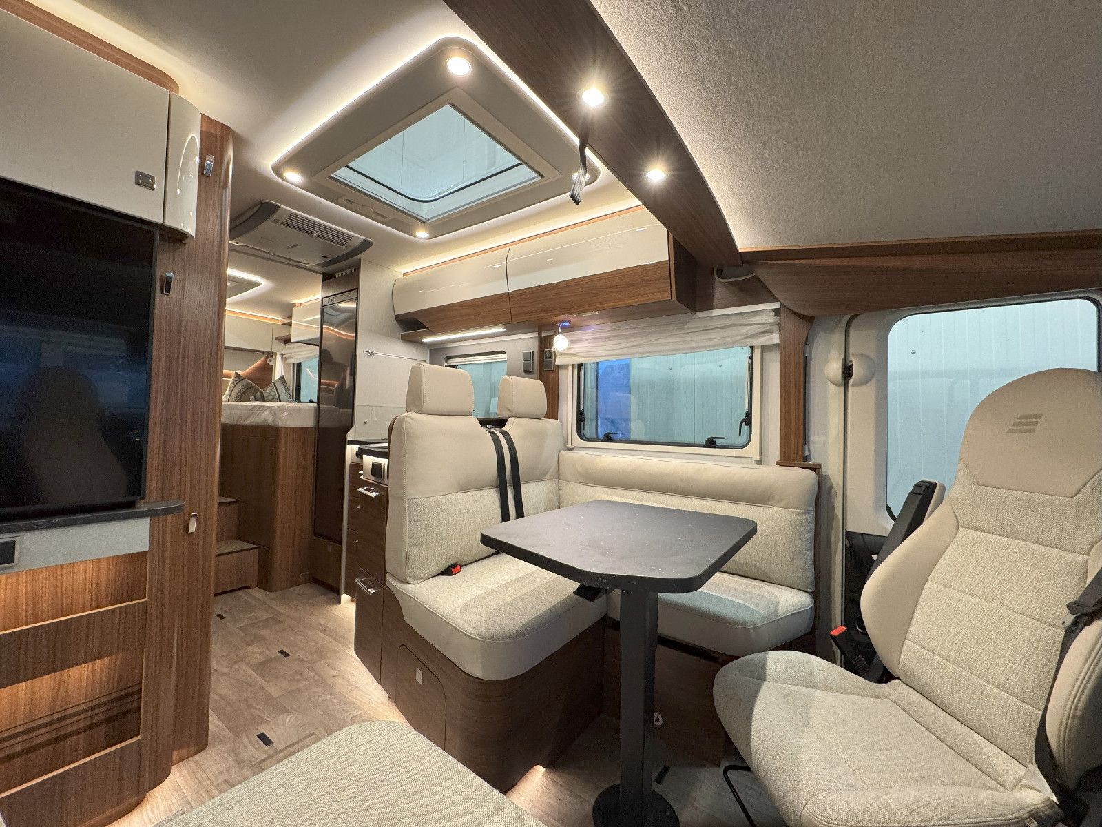 Fahrzeugabbildung HYMER / ERIBA / HYMERCAR B-Klasse MC-I White Line 600 - Vollausstattung!