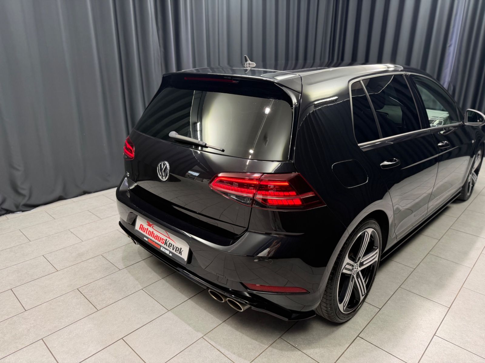 Fahrzeugabbildung Volkswagen Golf VII 2.0 R 4Motion |DSG|VIRTUAL|2.HAND
