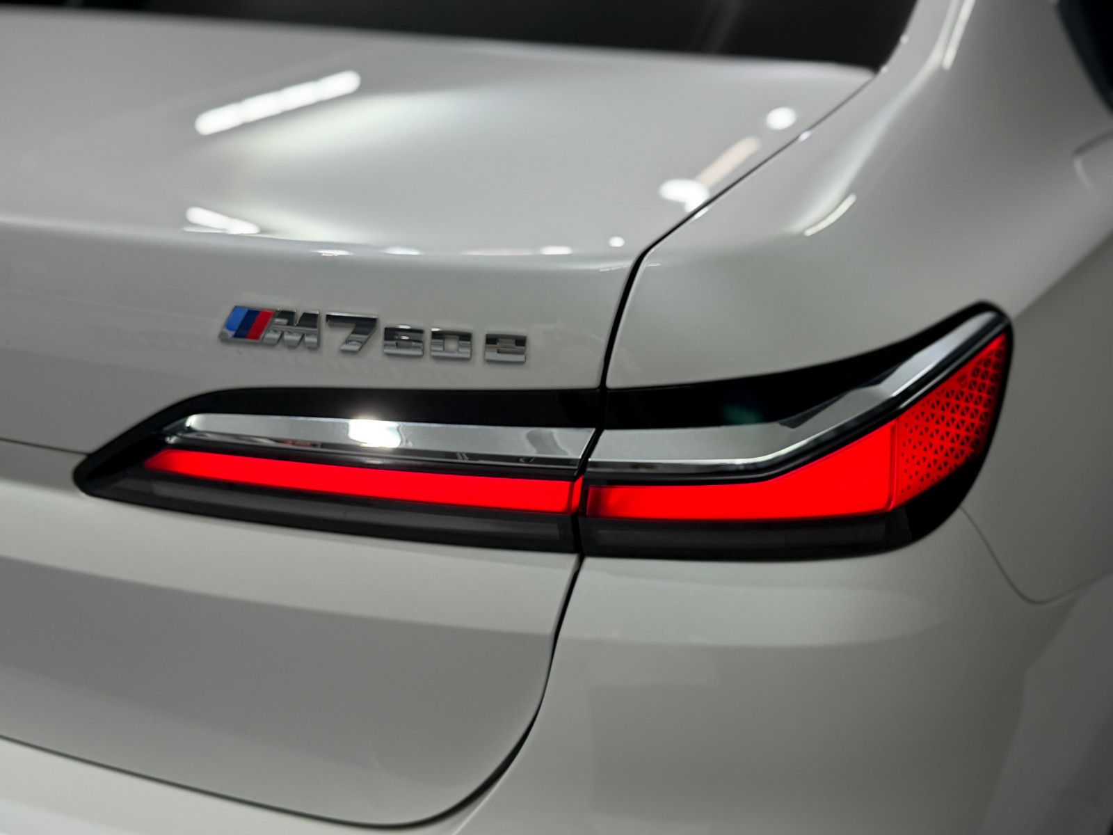 Fahrzeugabbildung BMW M760 e xDrive M-SPORT|TV|B&W|SKY-LOUNGE|MEGAVOLL