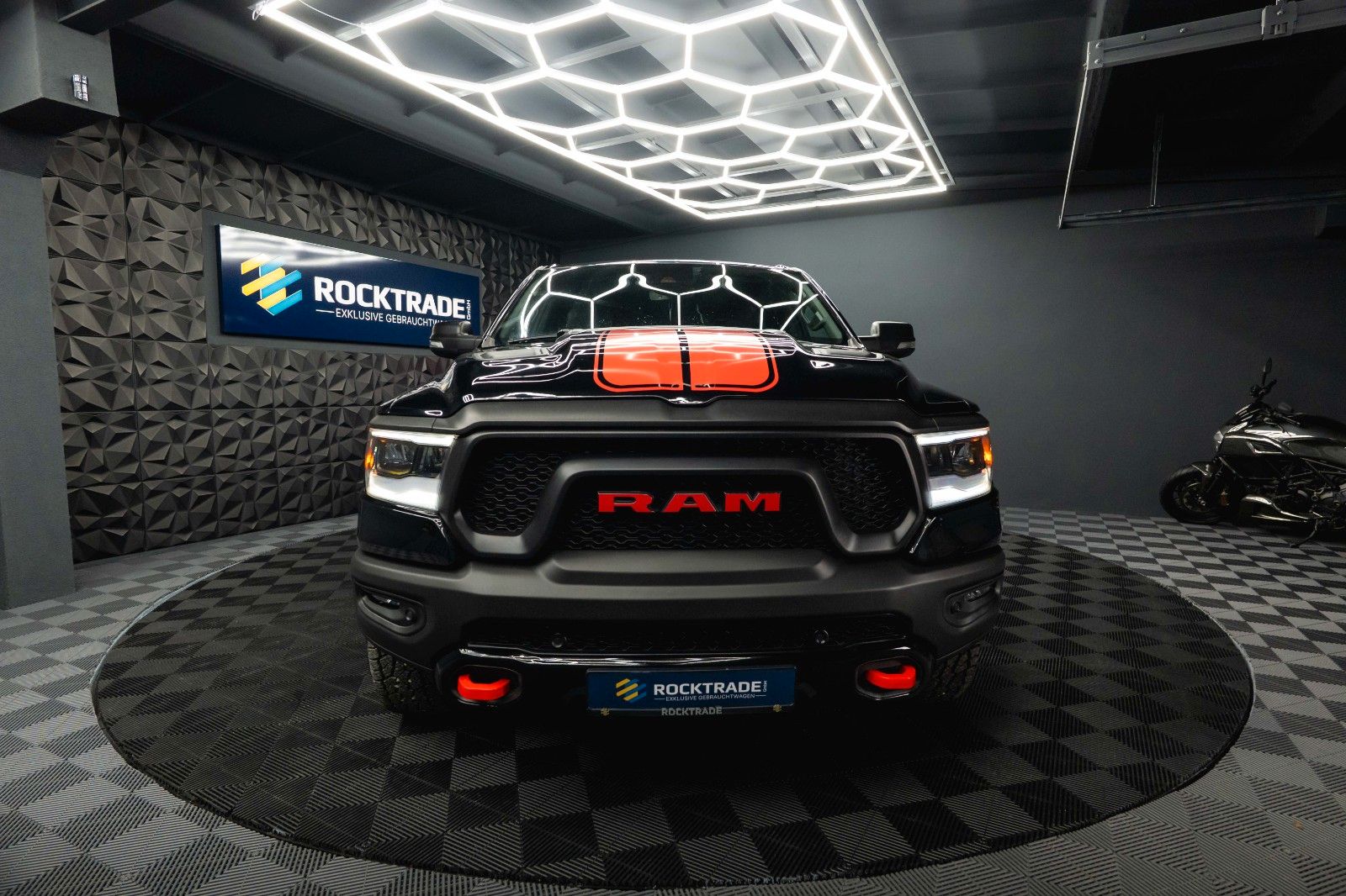 Fahrzeugabbildung Dodge RAM 5.7 V8 HEMI 4x4 REBEL AXLE LOCK Airmatic LED