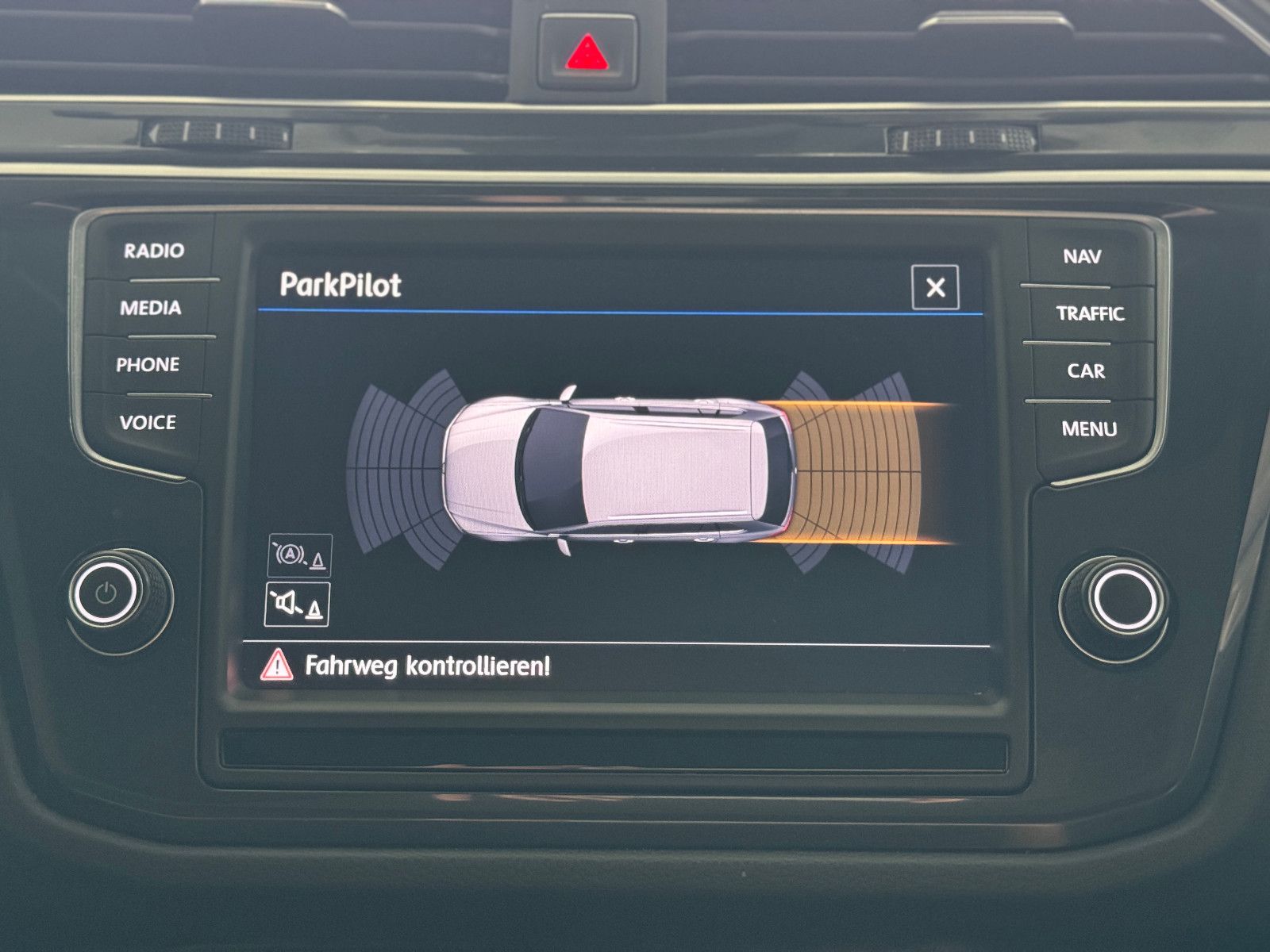 Fahrzeugabbildung Volkswagen Tiguan DSG 4MO 3X R-LINE PANO MEMORY BLACK STYLE