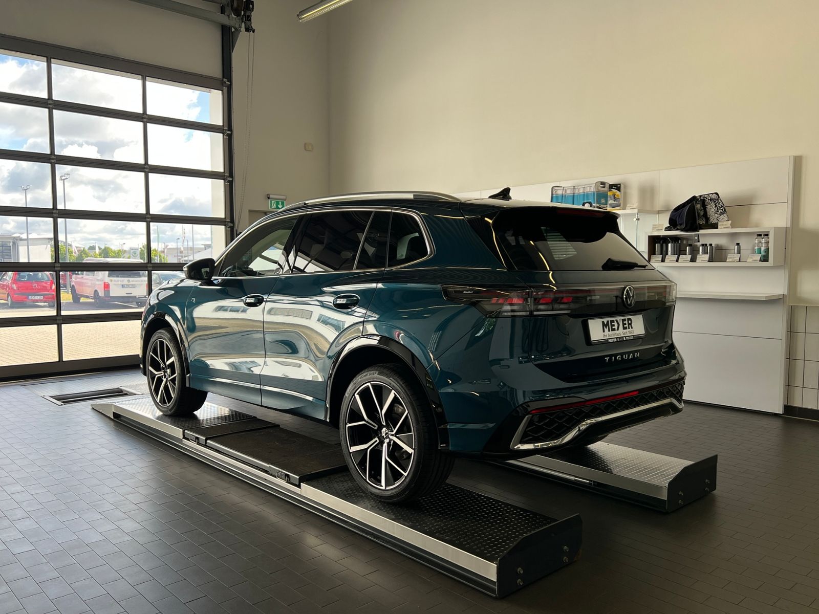 Fahrzeugabbildung Volkswagen Tiguan R-Line 2.0 TDI DSG 4MOTION *AHK, IQ.Light
