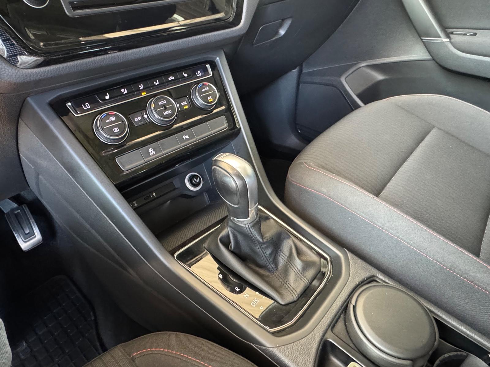 Volkswagen Touran*Navi*PDC*AHK*LED*1. Hd*Scheckheft*
