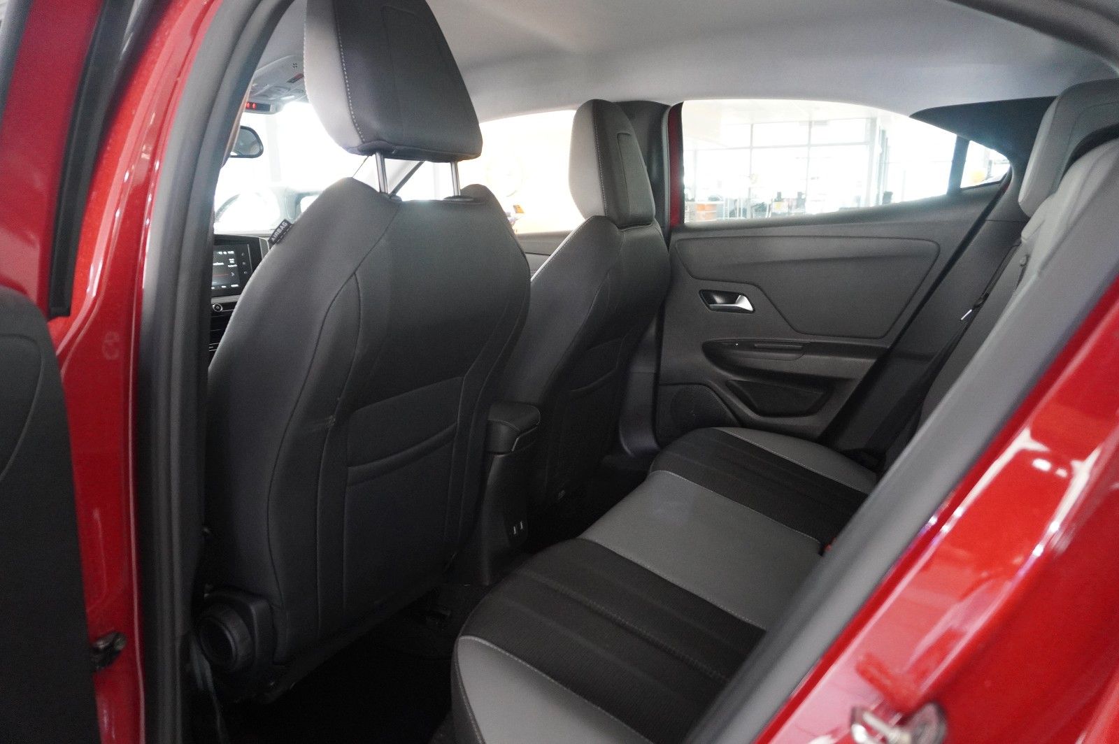 Fahrzeugabbildung Opel Mokka ELEGANCE 1.2T NAVI/LED/KAMERA/SPORT/SH/DAB