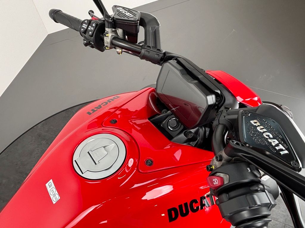 Fahrzeugabbildung Ducati DIAVEL V4 *NEUWERTIG *1. HAND