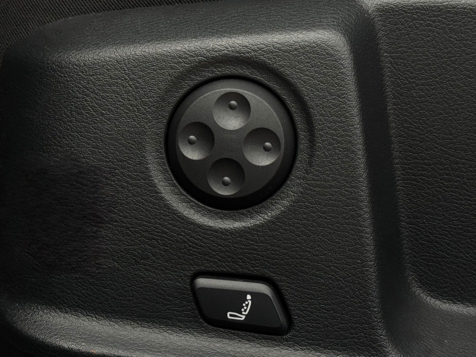 Fahrzeugabbildung Audi A4 Avant 40 TFSI S tronic Kamera Massage AHK SHZ