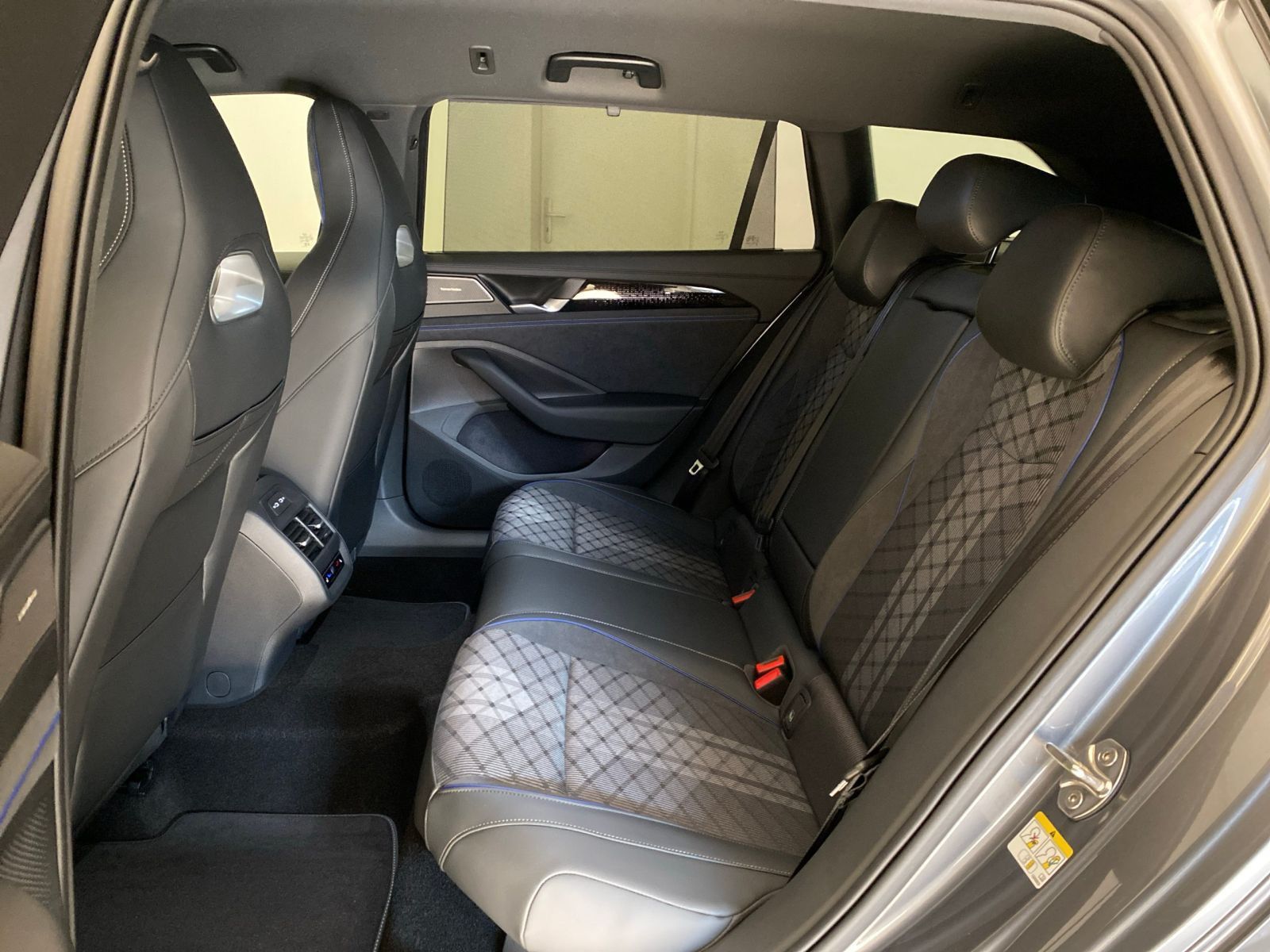 Volkswagen Passat - Bild 11