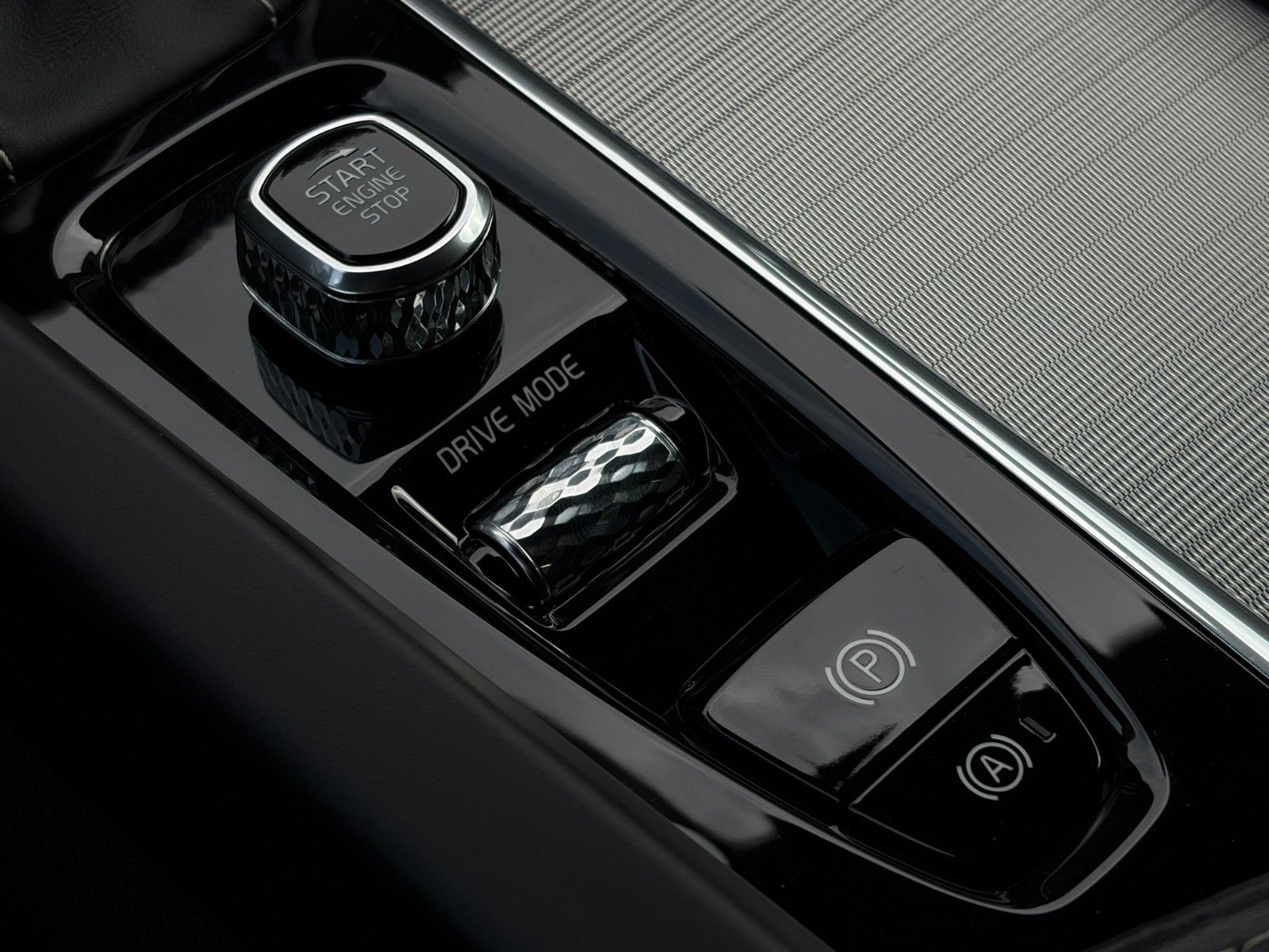 Fahrzeugabbildung Volvo V60 AWD R-Design ACC ProH&K 360° LED CarPl. Memo