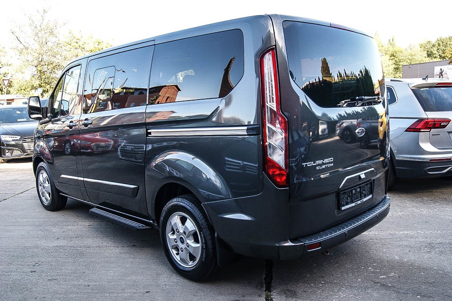 Fahrzeugabbildung Ford Tourneo Custom 2.0TDCi Auto 8-SITZE NAVI 1.HAND