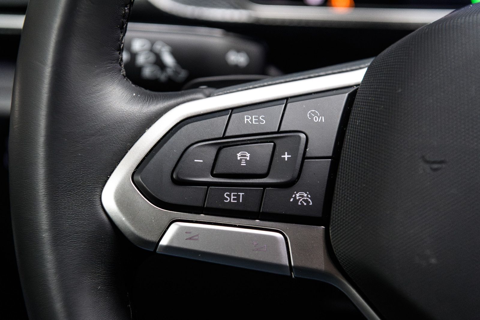Fahrzeugabbildung Volkswagen T-Cross 1.5 TSI R-Line+LED+IQ+TOTWINKEL+ACC+AHK