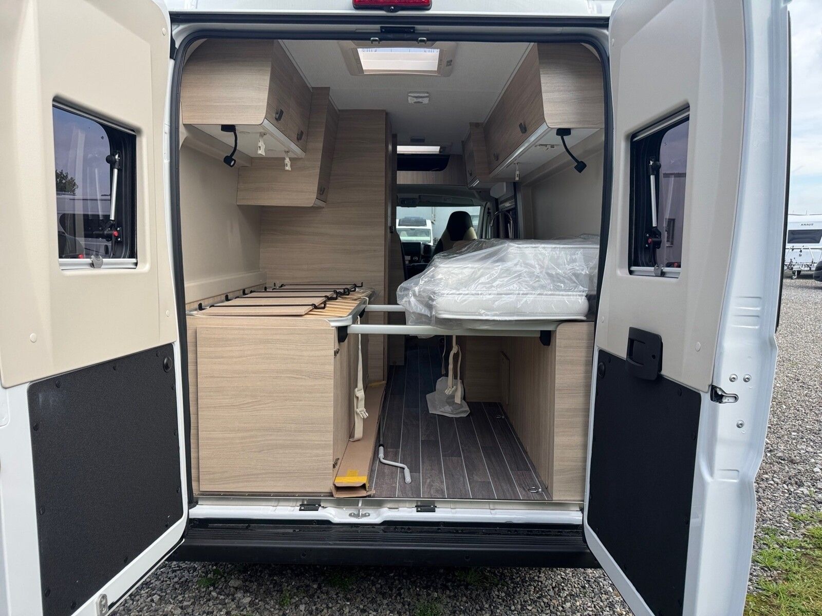 Fahrzeugabbildung Forster Livin Up FV599EBL Aktion! / Pioneer DAB, Markise