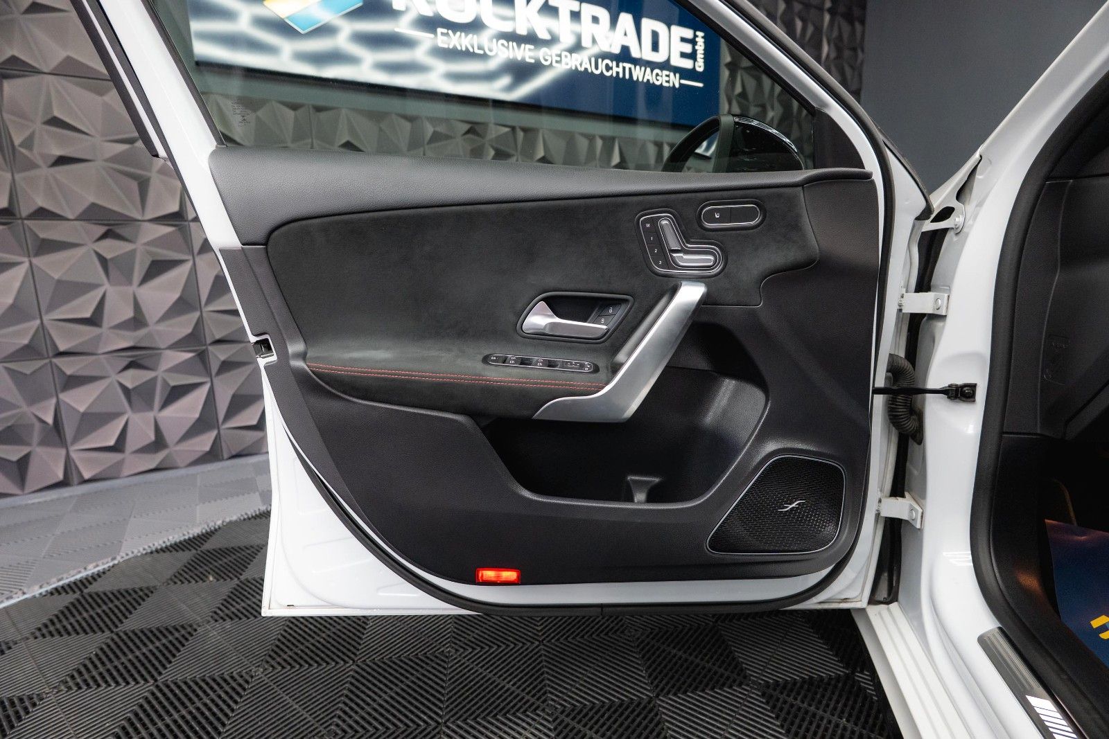 Fahrzeugabbildung Mercedes-Benz A 35 AMG 4Matic Night-Paket *Pano*LED*ACC*DAB*