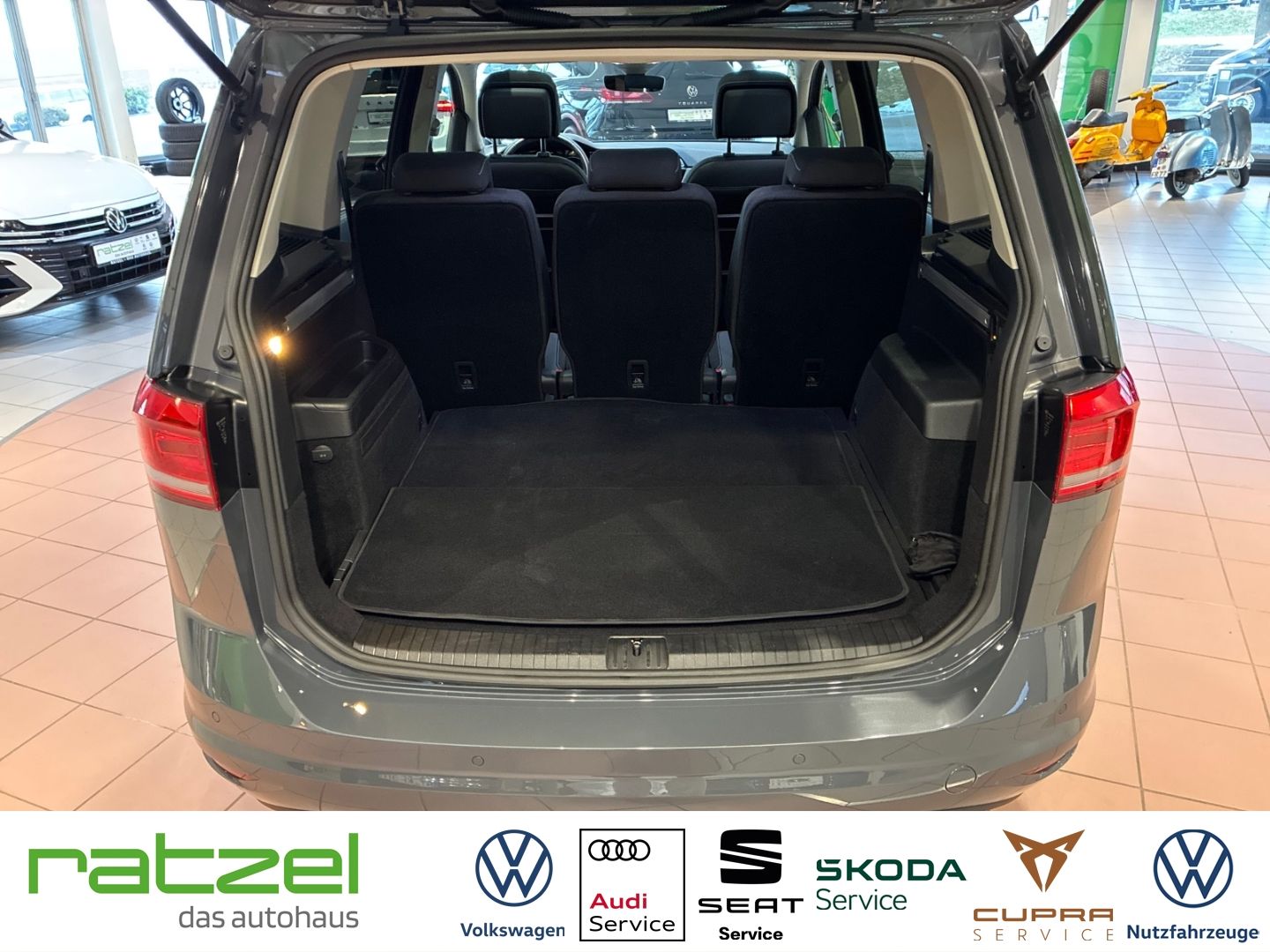 Fahrzeugabbildung Volkswagen Touran Active 1.5 TSI 6-Gang AHK+El. Panodach