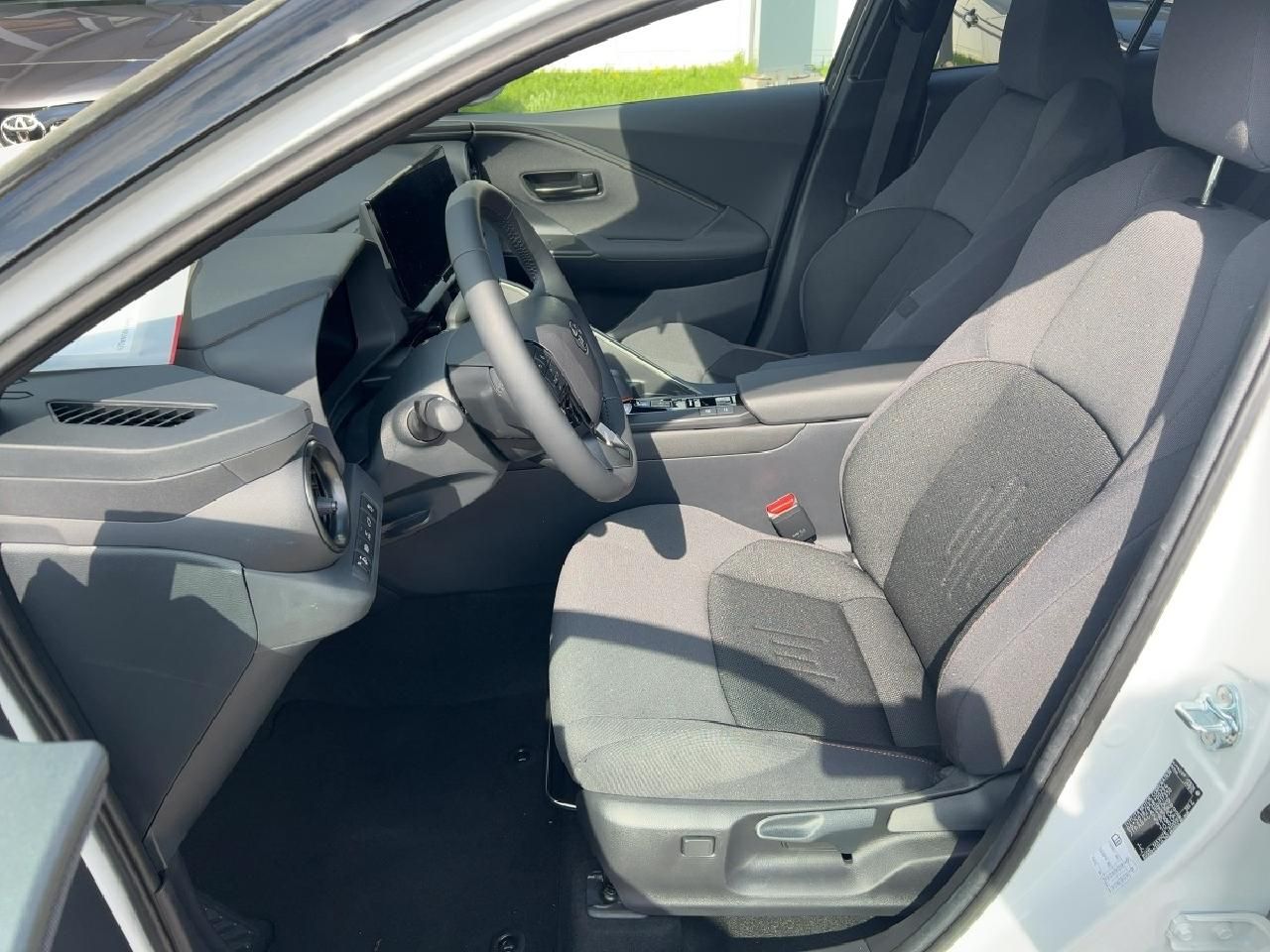 Fahrzeugabbildung Toyota C-HR Plug-In Hyb. FWD Black and White